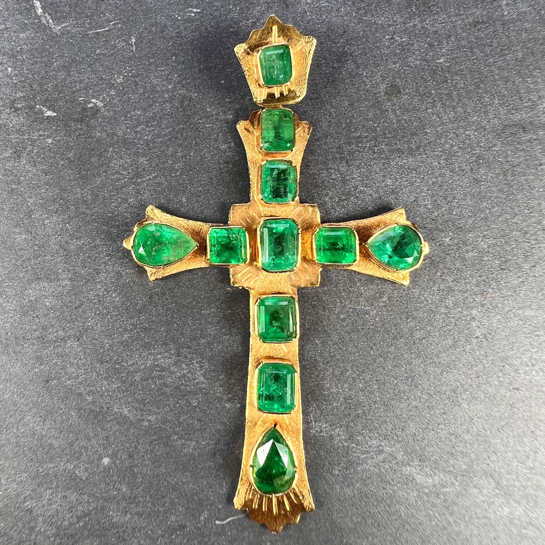Ein großer italienischer Anhänger aus 18-karätigem Gelbgold in Form eines Kreuzes, besetzt mit elf Smaragden, von denen drei birnenförmig und acht im Smaragdschliff sind. Die Smaragde zeigen eine gute Farbe und mäßige Klarheit mit Spuren von