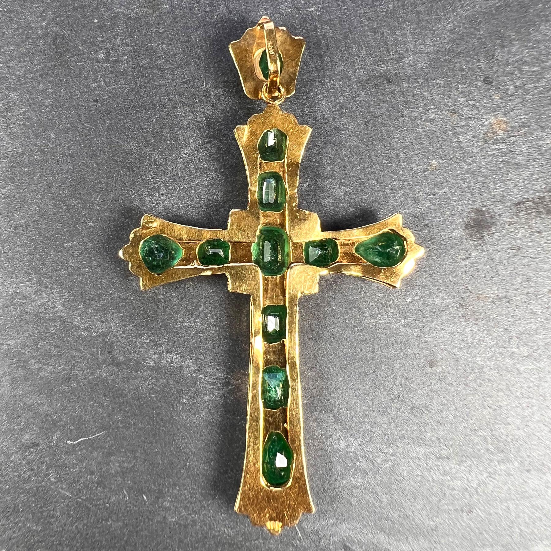 Großer italienischer Kreuz-Anhänger aus 18 Karat Gelbgold mit Smaragd (Smaragdschliff)