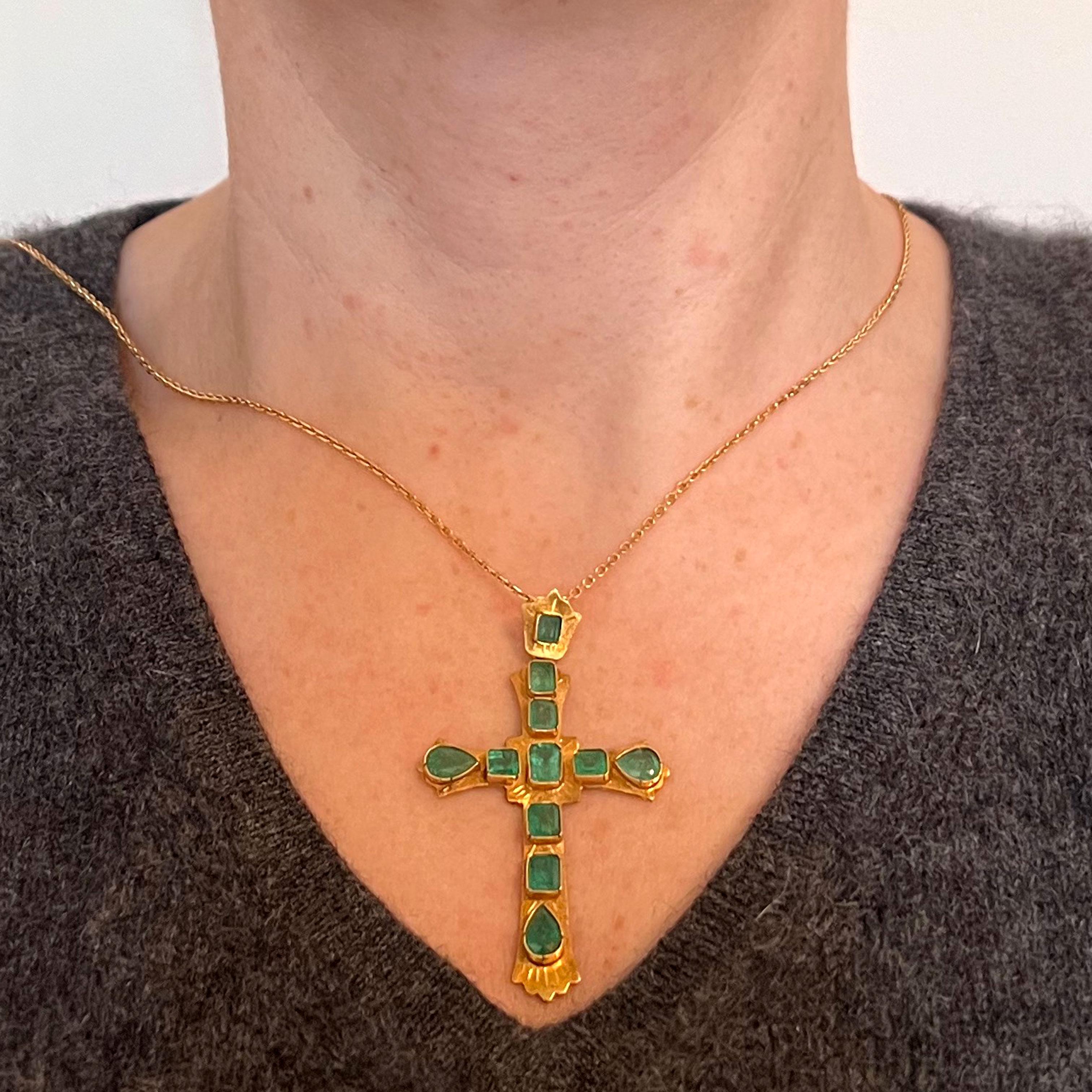 Großer italienischer Kreuz-Anhänger aus 18 Karat Gelbgold mit Smaragd im Zustand „Gut“ in London, GB