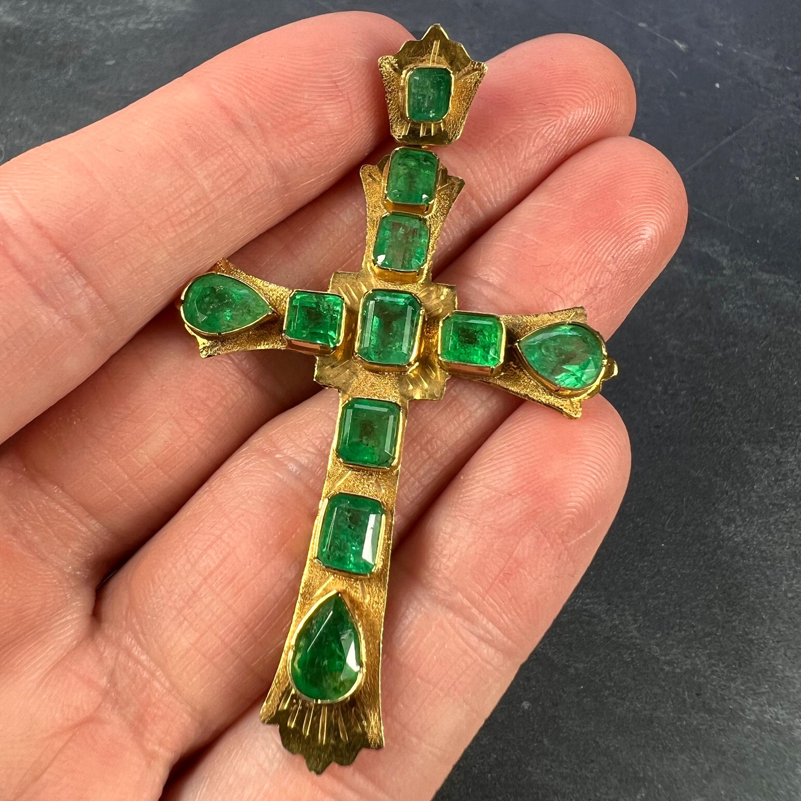Großer italienischer Kreuz-Anhänger aus 18 Karat Gelbgold mit Smaragd für Damen oder Herren