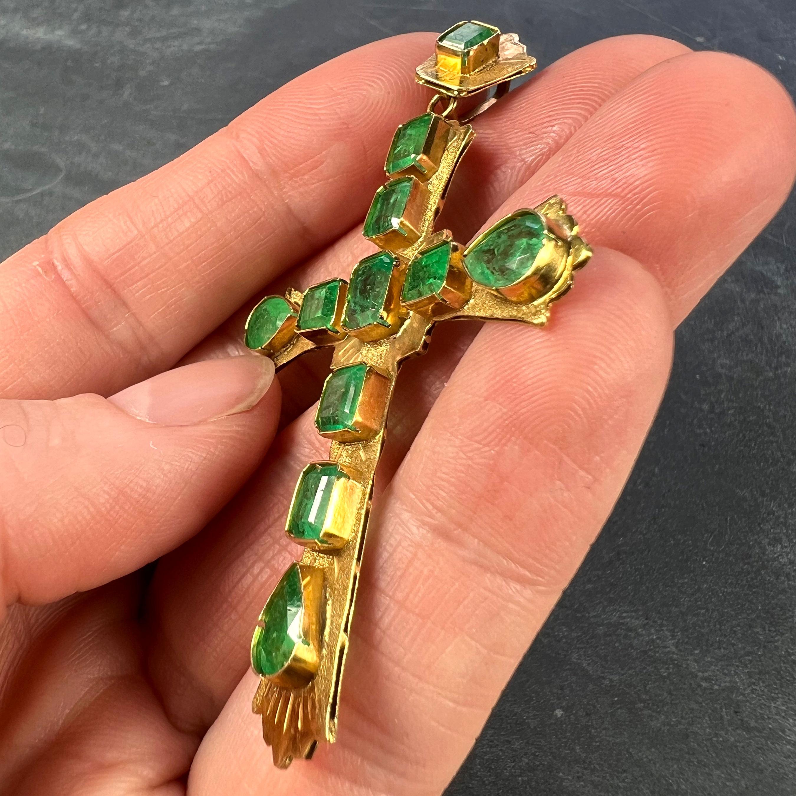 Großer italienischer Kreuz-Anhänger aus 18 Karat Gelbgold mit Smaragd 1