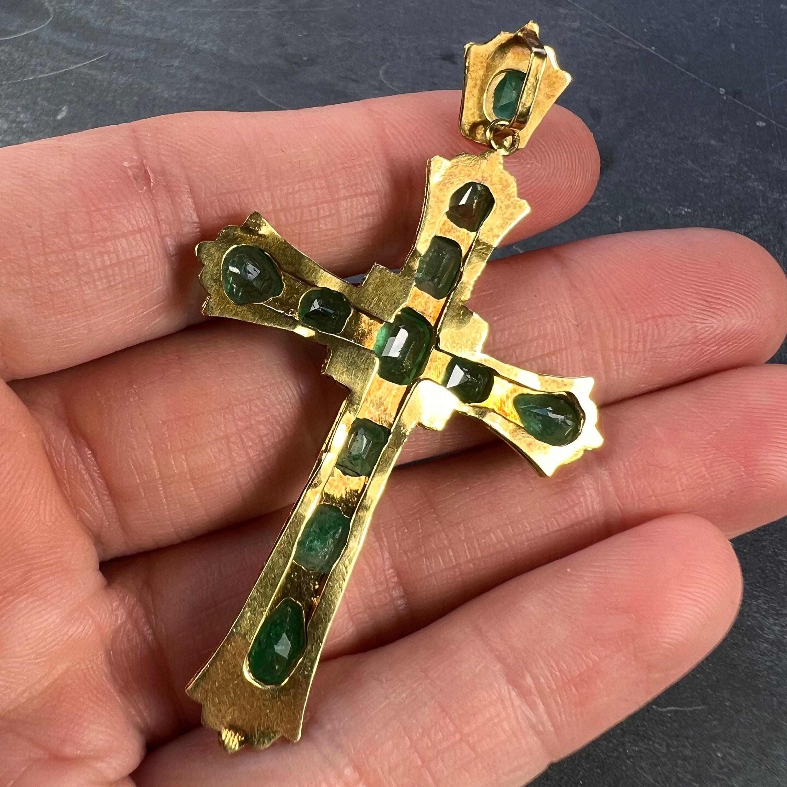 Großer italienischer Kreuz-Anhänger aus 18 Karat Gelbgold mit Smaragd 2