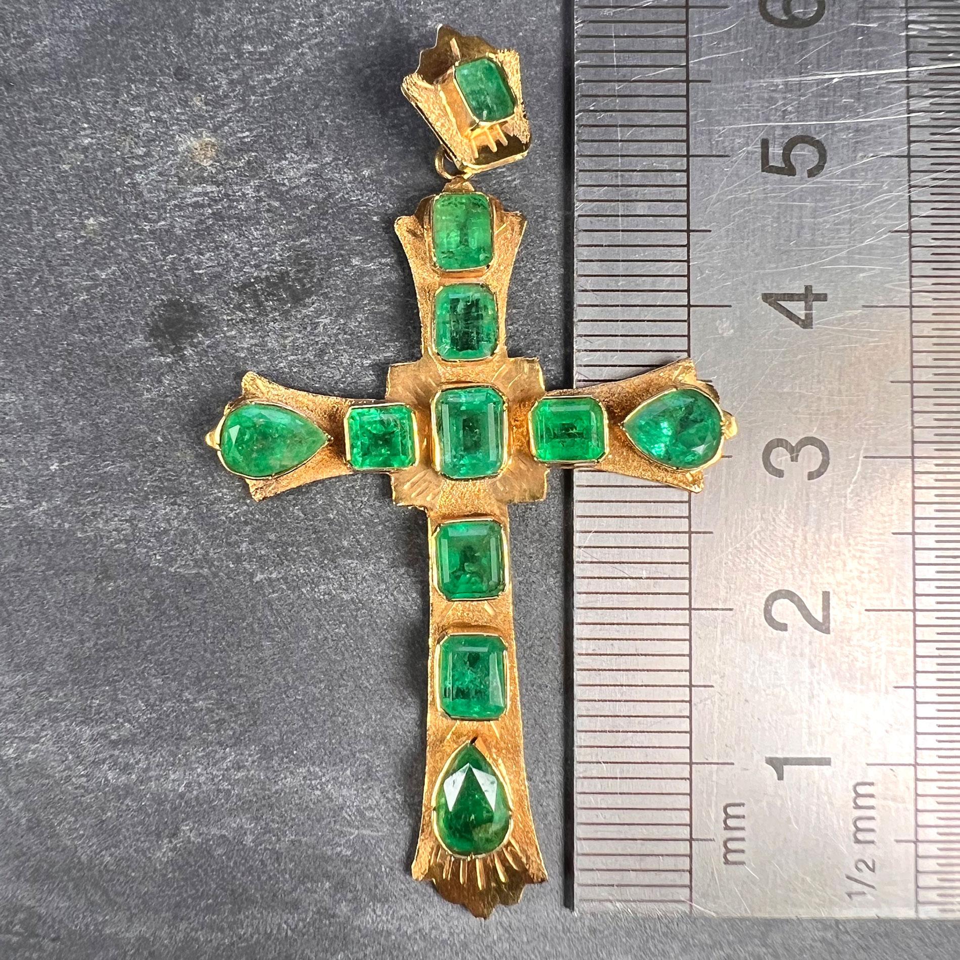 Großer italienischer Kreuz-Anhänger aus 18 Karat Gelbgold mit Smaragd 3