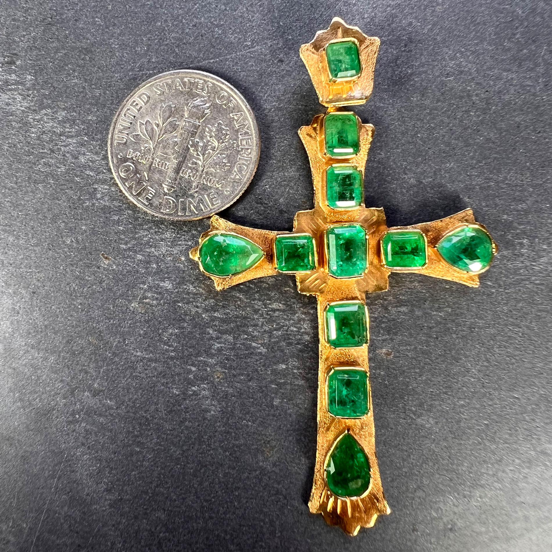 Großer italienischer Kreuz-Anhänger aus 18 Karat Gelbgold mit Smaragd 4