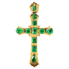 Großer italienischer Kreuz-Anhänger aus 18 Karat Gelbgold mit Smaragd