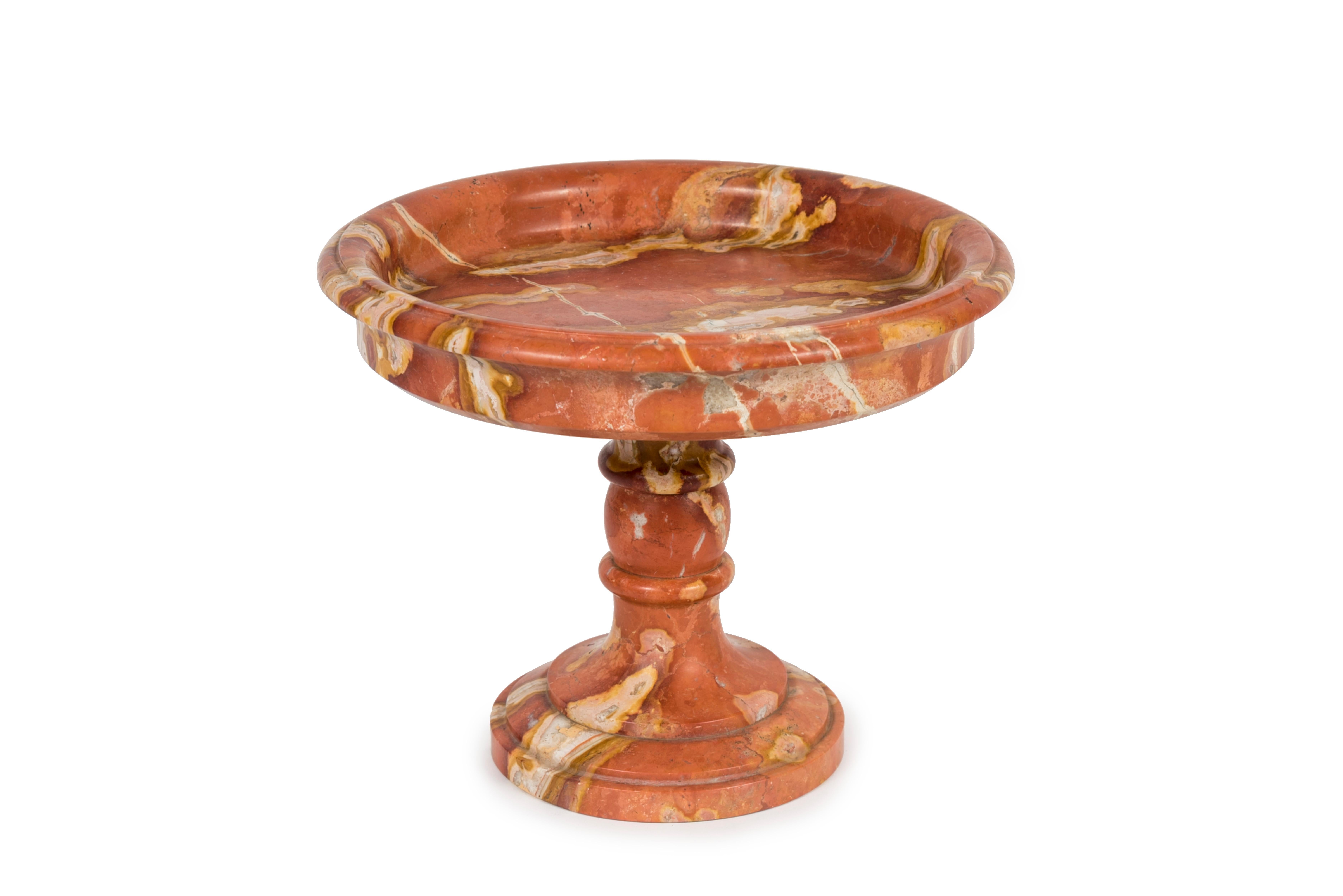 Barocco Grande tazza italiana in marmo rosso guarnita con un assortimento di conchiglie marine in vendita