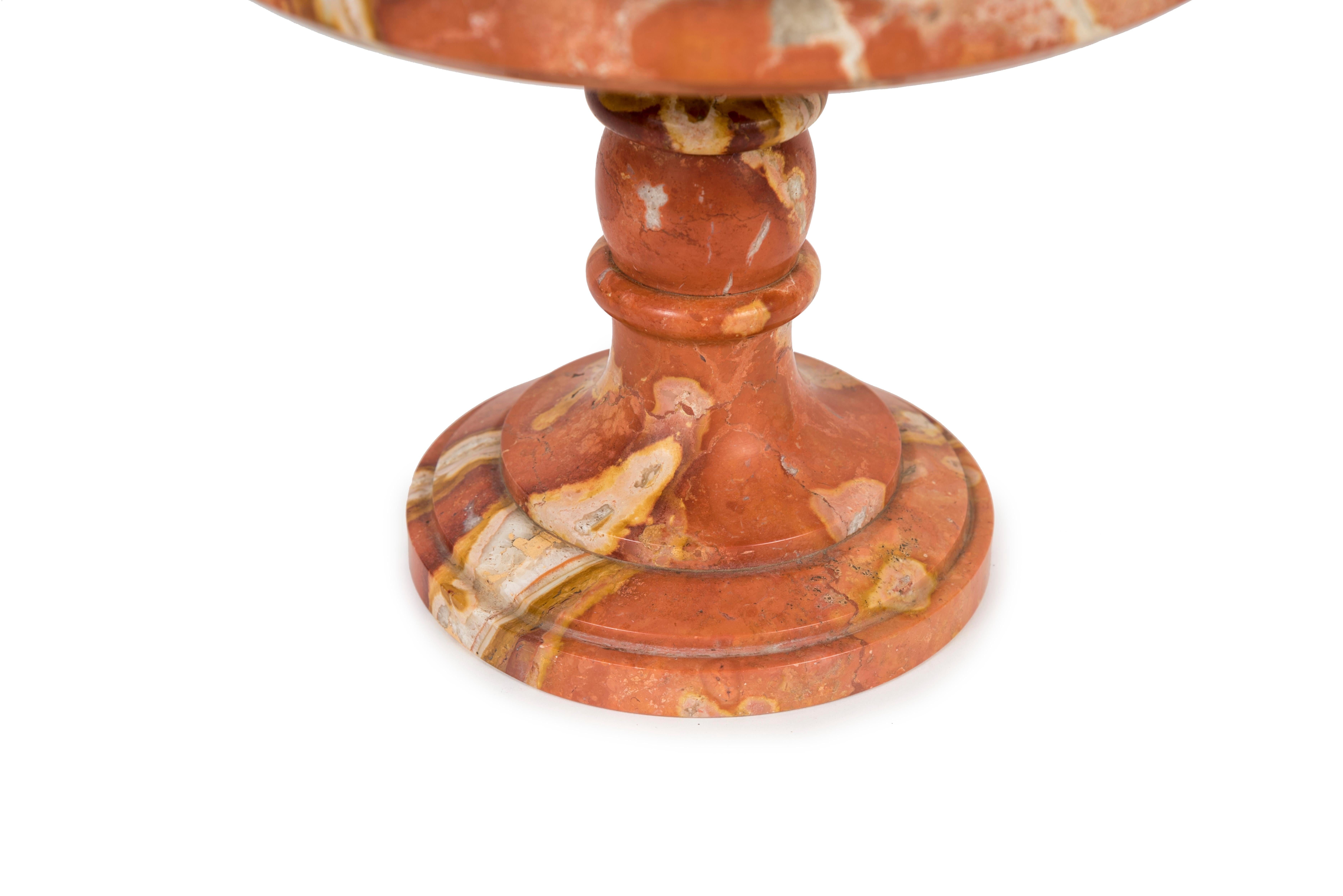 Tornito Grande tazza italiana in marmo rosso guarnita con un assortimento di conchiglie marine in vendita