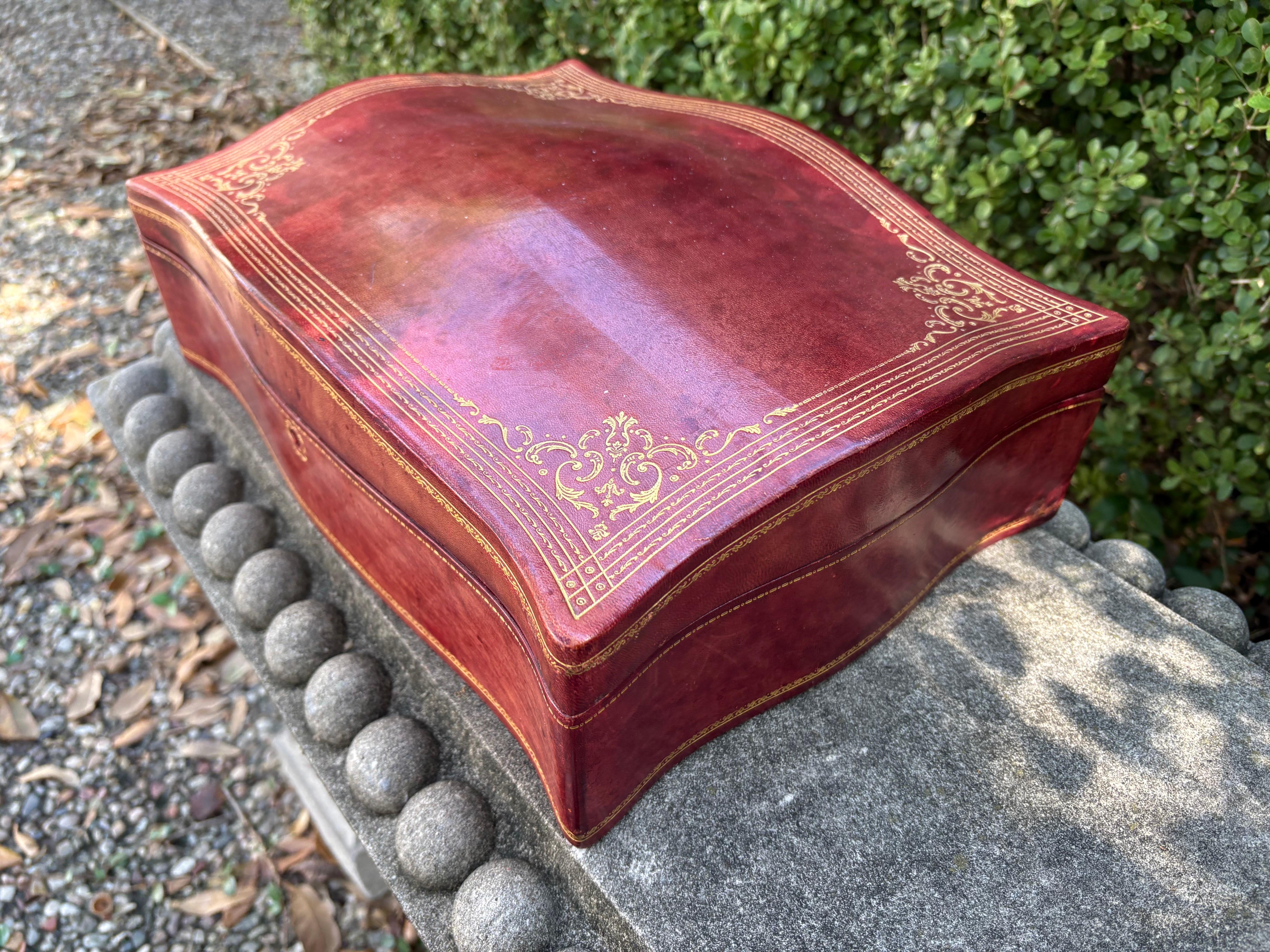 Large Italian Decorative Embossed Leather Box In Good Condition For Sale In Houston, TX