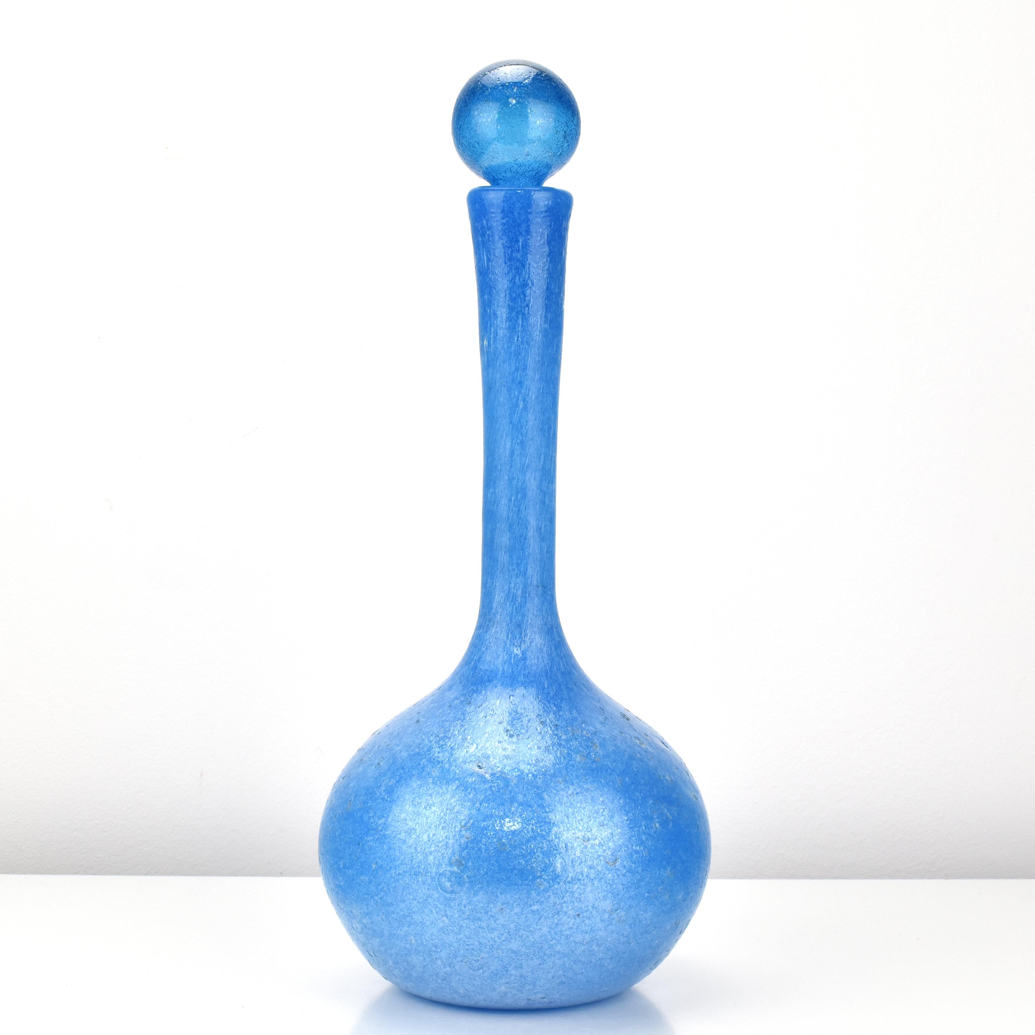 Caraffa decanter altamente decorativa in vetro artistico opaco blu con tecnica 