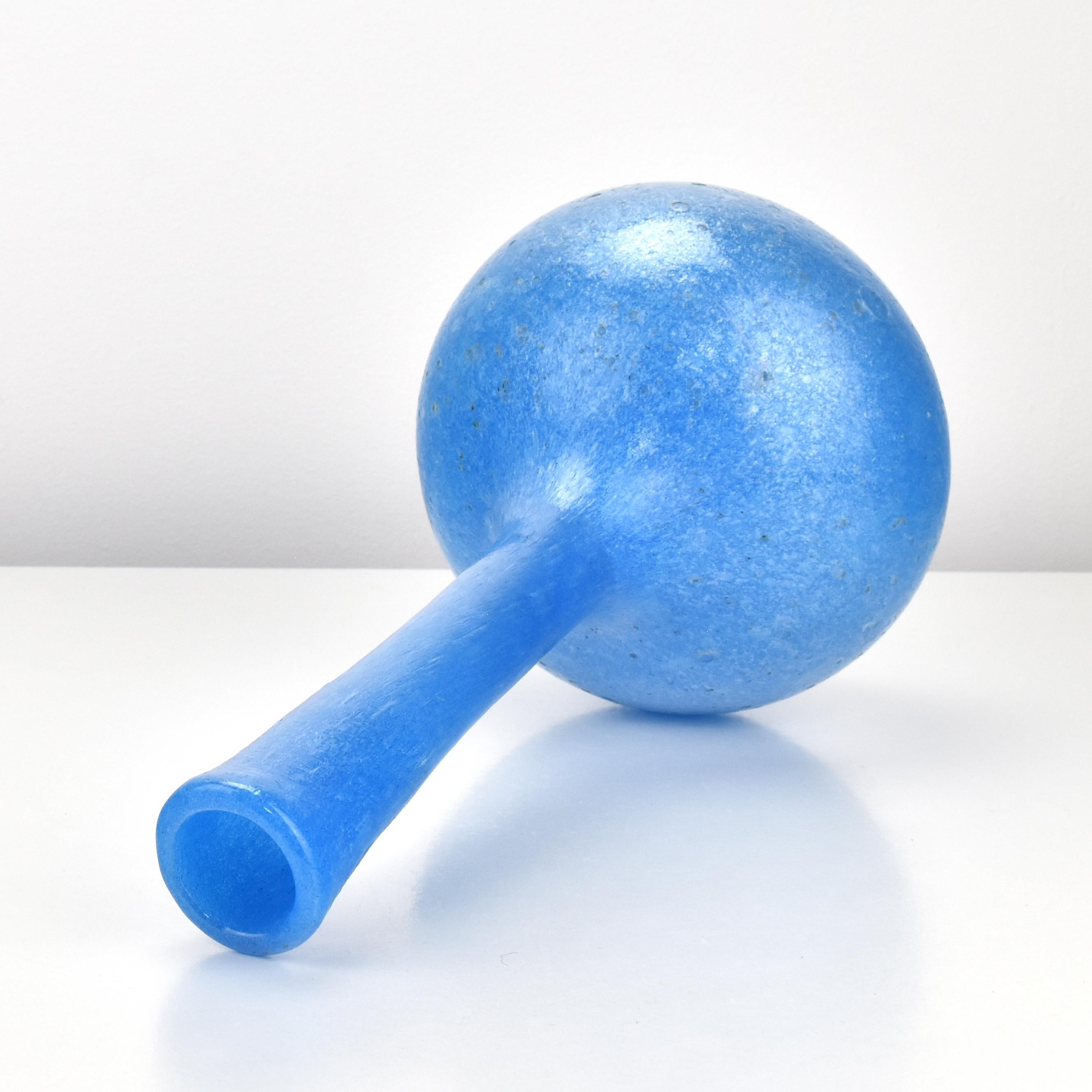 Vetro Grande decanter di Murano di design italiano Pulegoso in vetro artistico a bolle blu opaco 1950s in vendita
