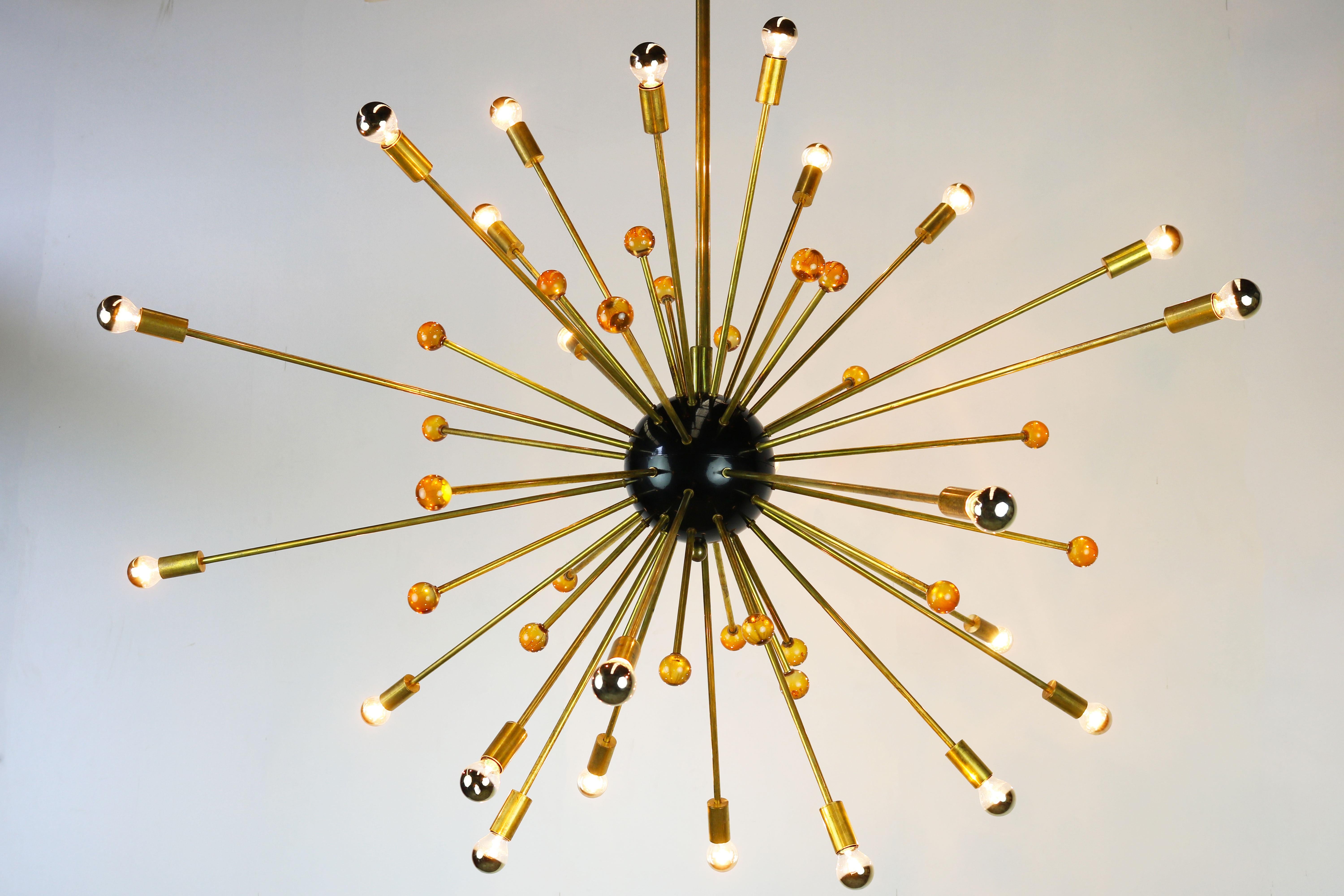 Grand lustre italien Sputnik Stilnovo 1950 laiton orange de Murano en vente 5