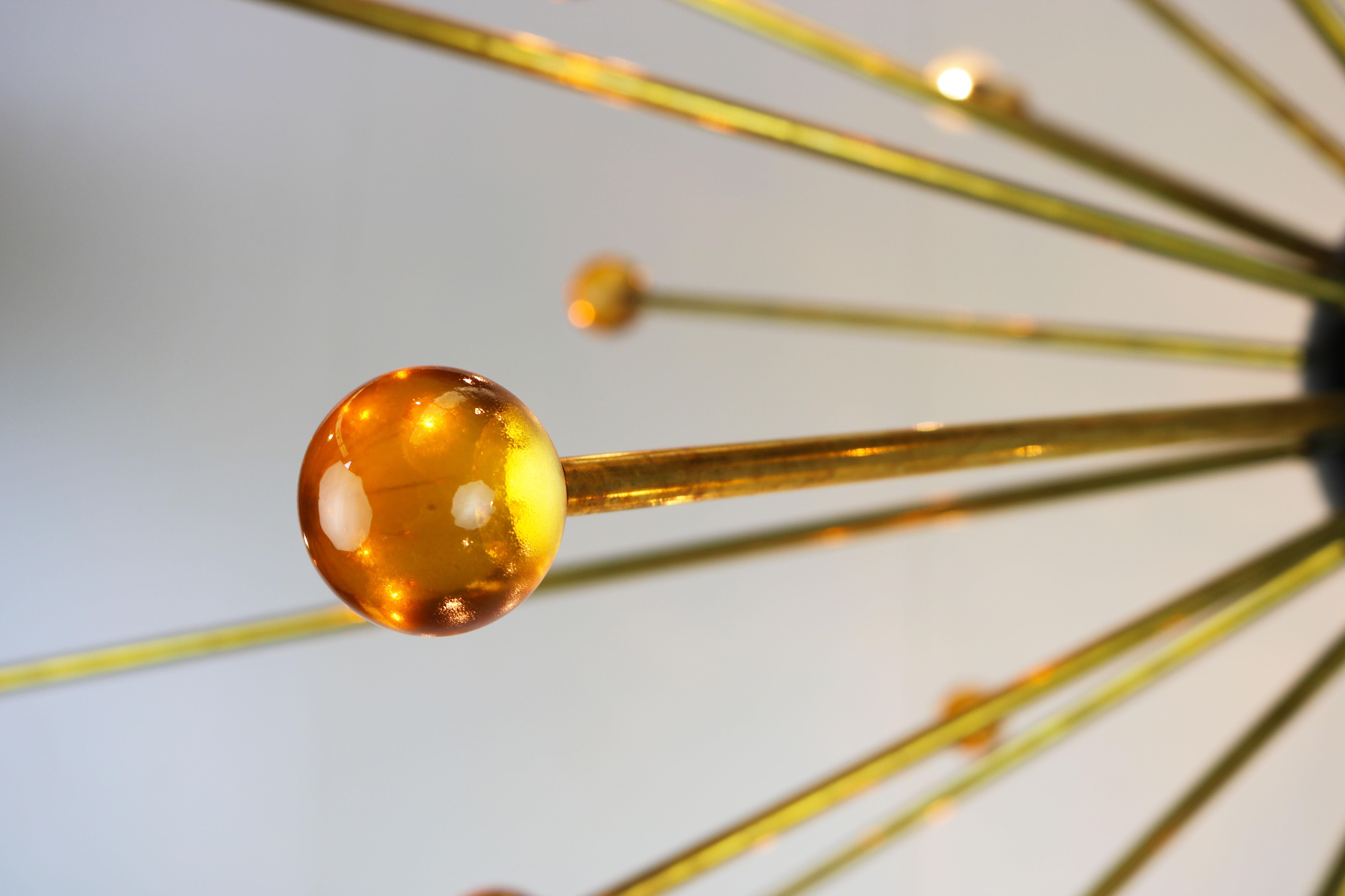 Mid-Century Modern Grand lustre italien Sputnik Stilnovo 1950 laiton orange de Murano en vente