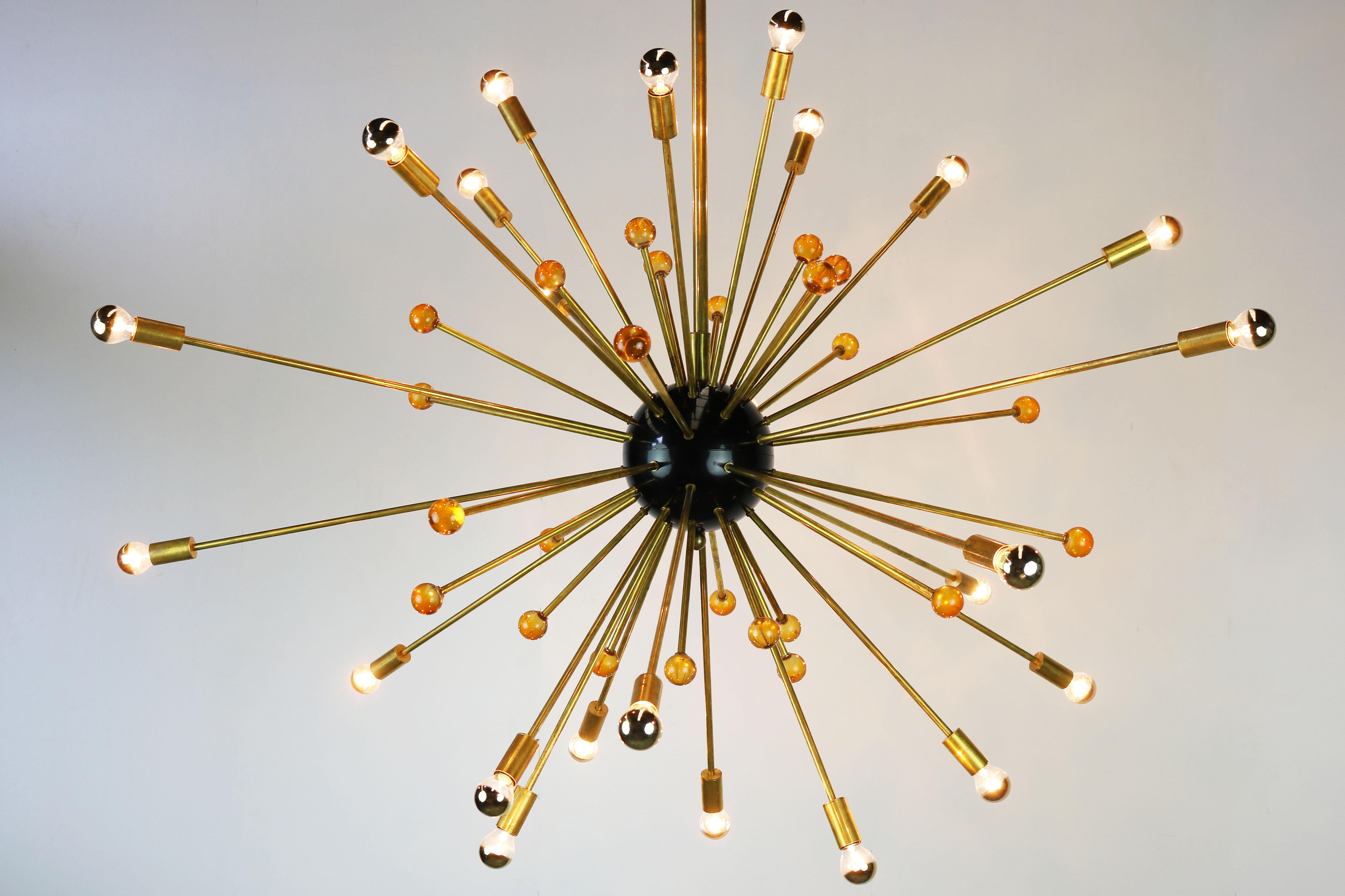 Milieu du XXe siècle Grand lustre italien Sputnik Stilnovo 1950 laiton orange de Murano en vente