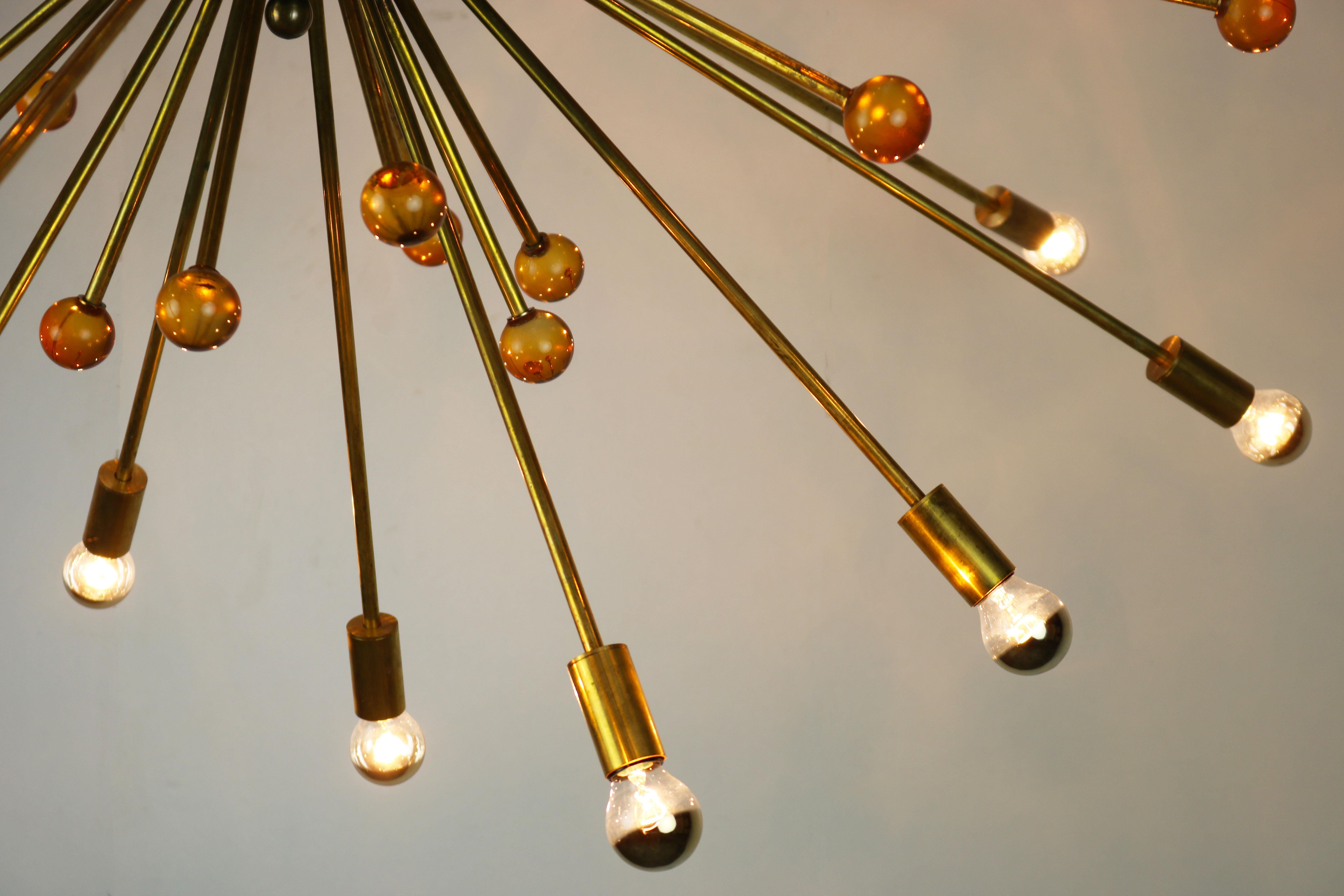 Grand lustre italien Sputnik Stilnovo 1950 laiton orange de Murano en vente 2