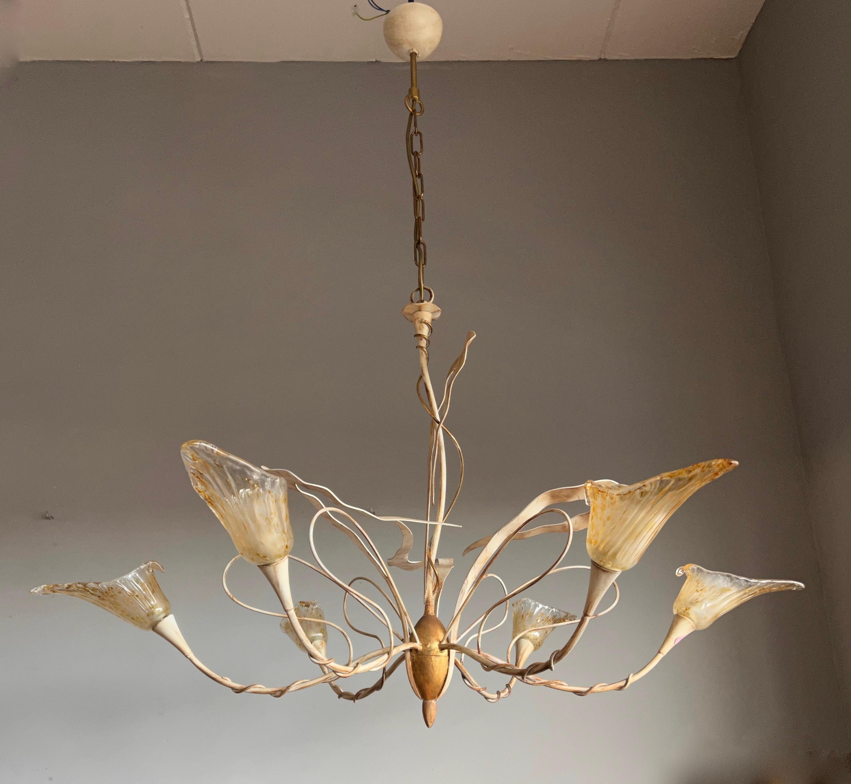 Stunning design, Italian made, modern artglass pendant light with mouth blown glass shades.

This incredibly well designed and beautifully executed chandelier is in mint condition. This quality made and finely hand-crafted metal chandelier has six
