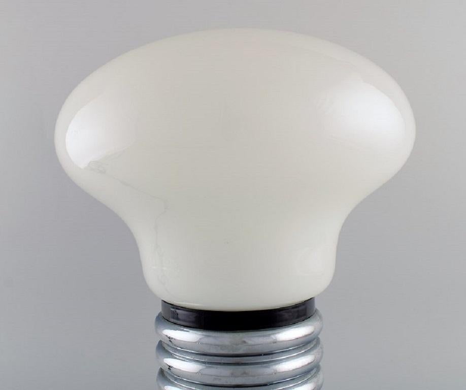 Large Italian designer table lamp shaped like a light bulb. 1980s.
Measures: 42 x 34 cm
In excellent condition.
Material: Chromed metal and mouth-blown opal glass.