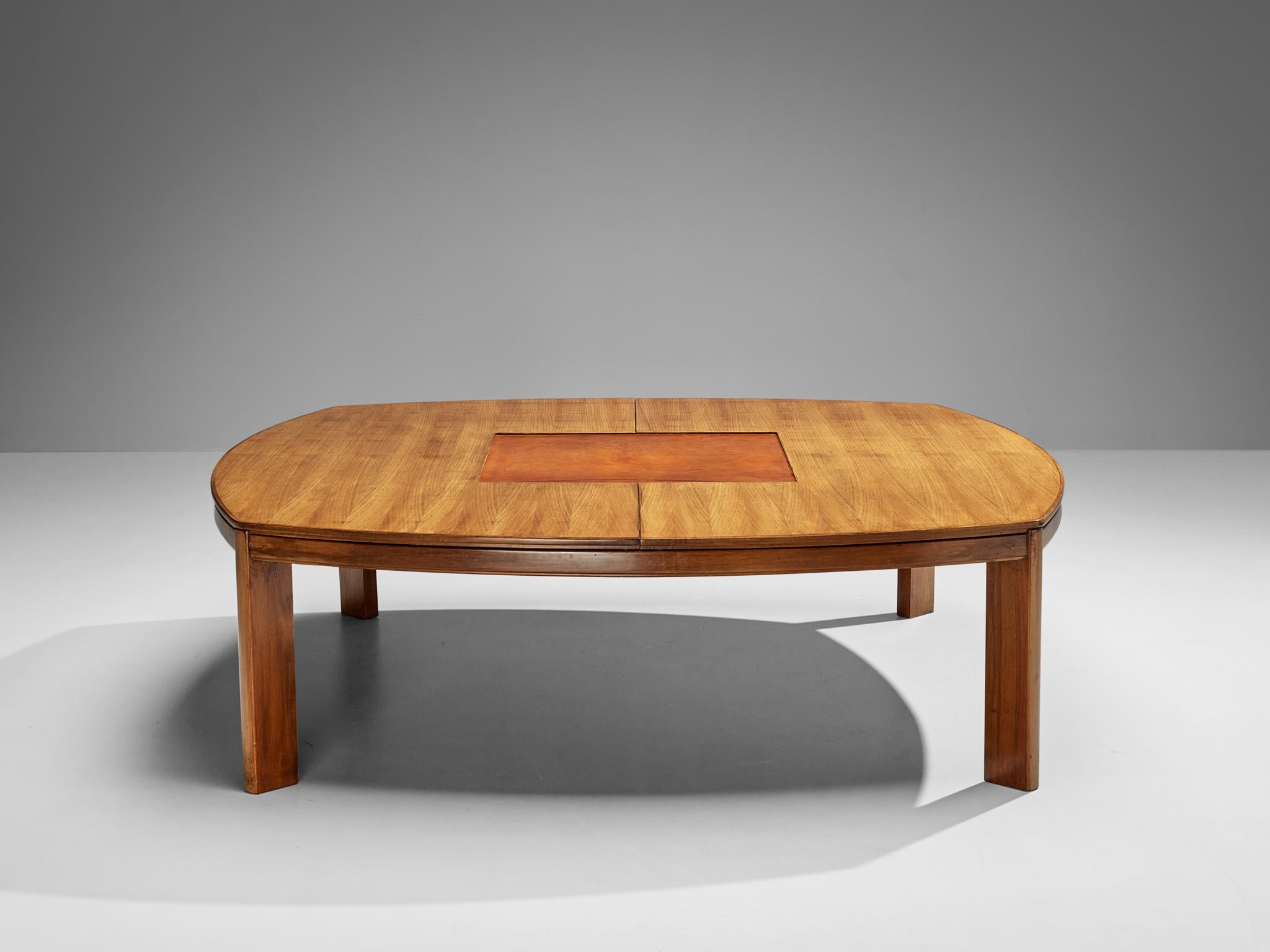 Dining or conference table, walnut, cognac leather, Italy, 1960s

This furniture piece's versatility is due to its substantial size, making it an optimal option for various functions, including serving as a conference table or dining table. In this