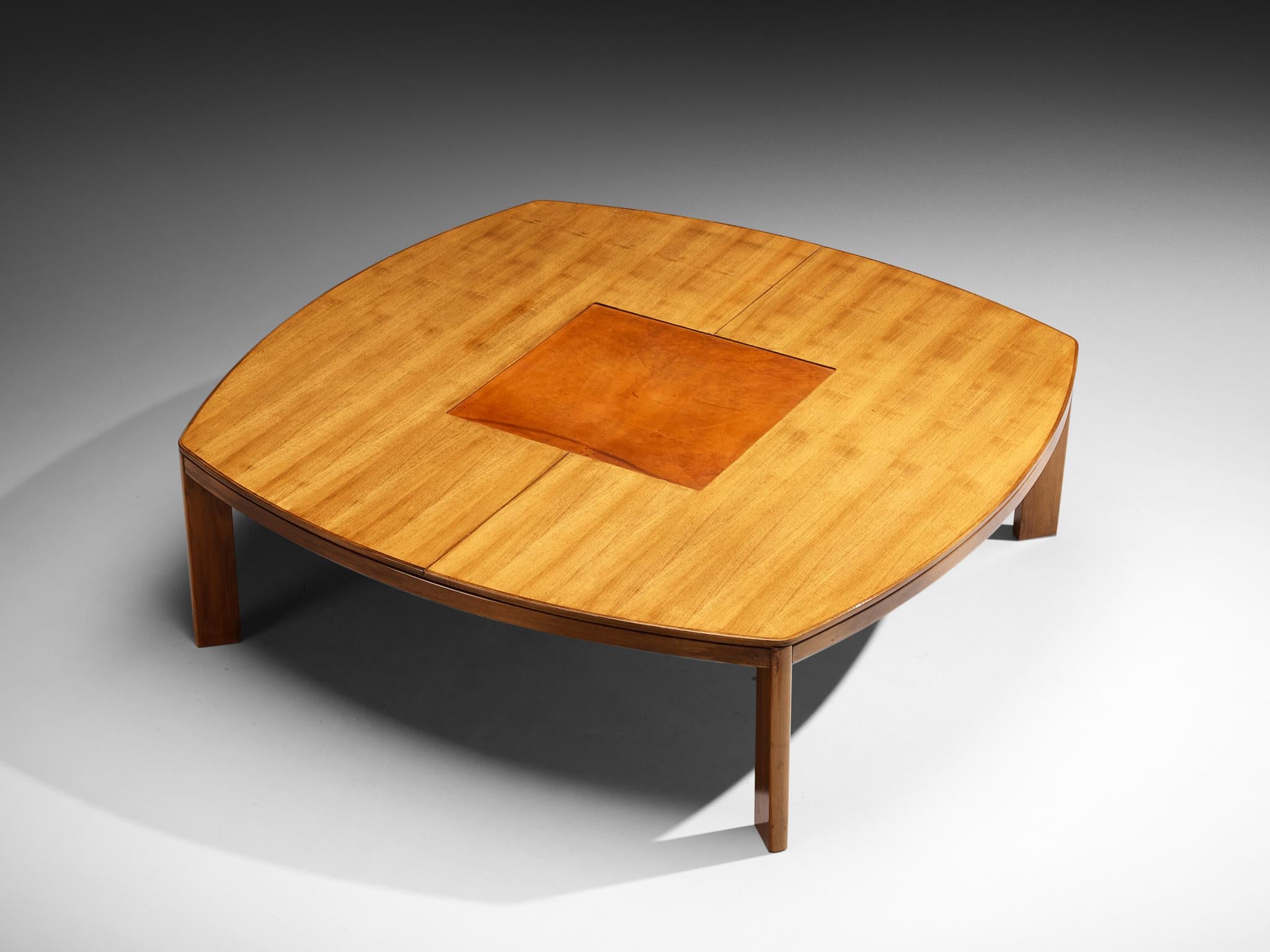 Table de salle à manger ou de conférence, noyer, cuir cognac, Italie, années 1960

La polyvalence de ce meuble est due à sa taille substantielle, ce qui en fait une option optimale pour diverses fonctions, notamment pour servir de table de