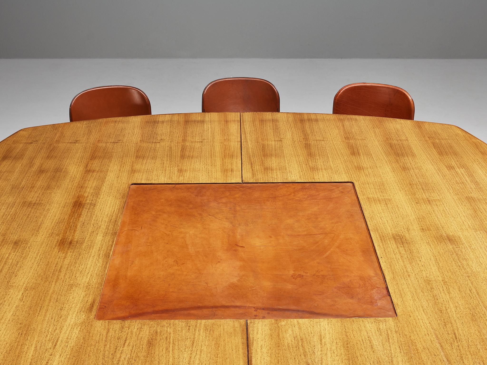 Mid-Century Modern Grande table de salle à manger ou de conférence italienne en noyer et cuir cognac  en vente