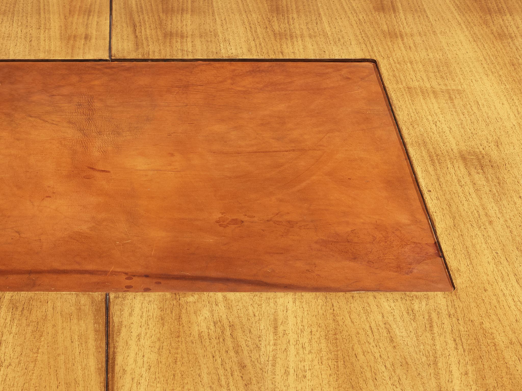 Mid-Century Modern Grande table de salle à manger ou de conférence italienne en noyer et cuir cognac en vente