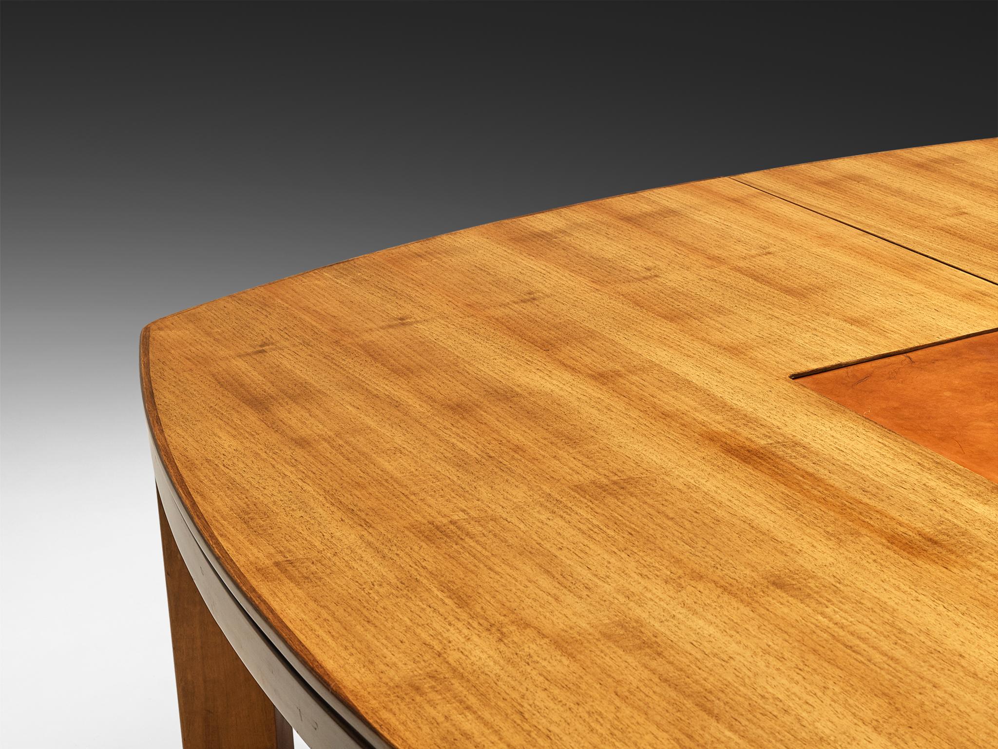 Grande table de salle à manger ou de conférence italienne en noyer et cuir cognac Bon état - En vente à Waalwijk, NL