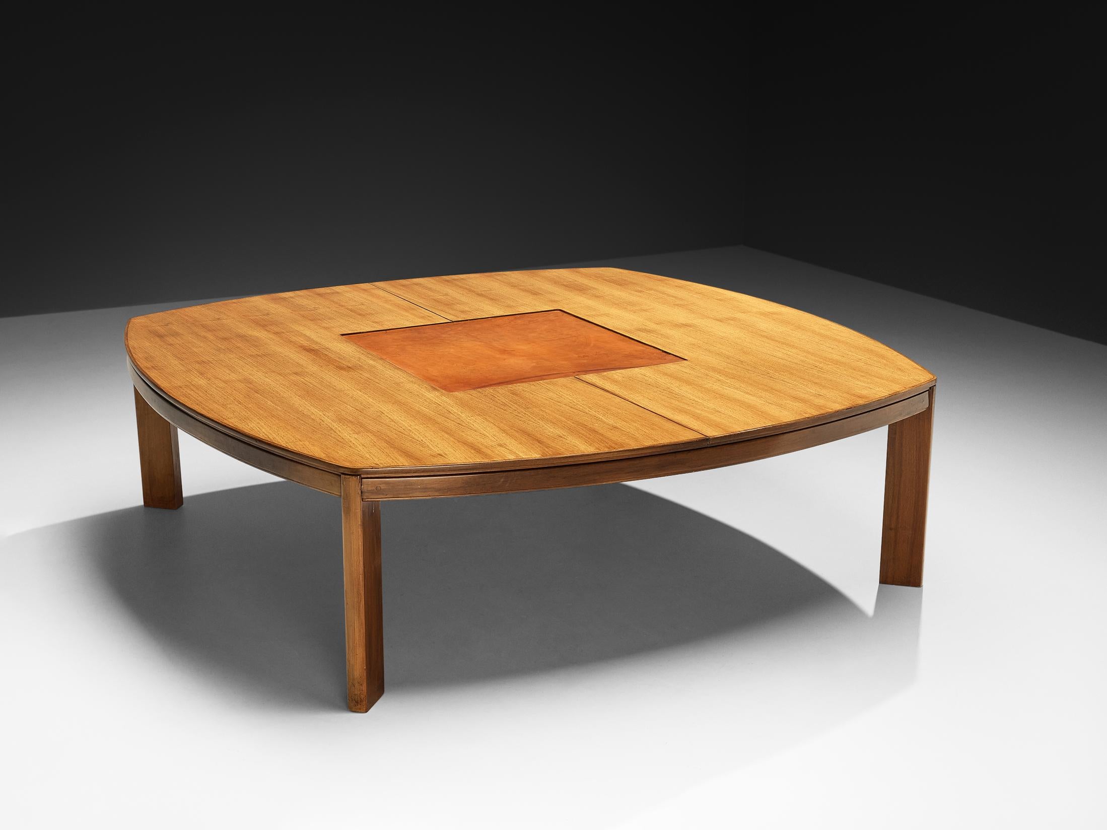 Milieu du XXe siècle Grande table de salle à manger ou de conférence italienne en noyer et cuir cognac en vente