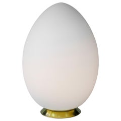 Große italienische Eiförmige Tischlampe aus Messing und Milchglas