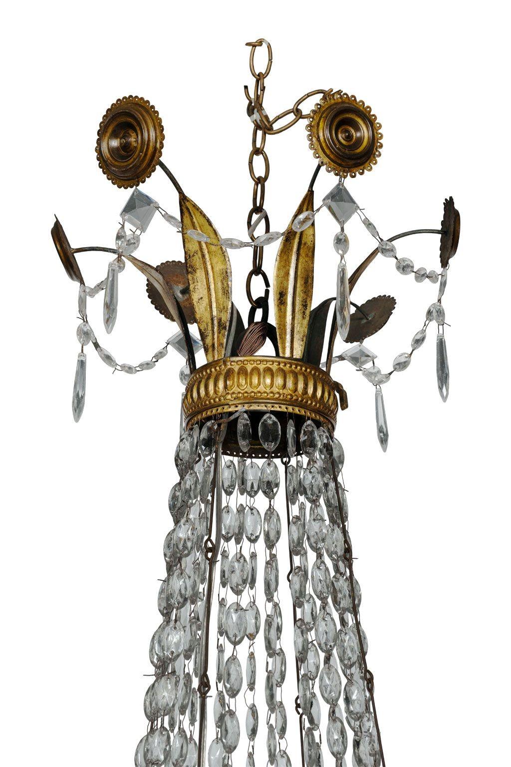 Grande lampadario Impero italiano in cristallo e tole dorate del 1815-1835 circa. Anelli repousse in tole dorate con perline e ciondoli in cristallo. Sei bracci in ferro dorato, ognuno dei quali sostiene una luce a candelabro. Cablato di recente per