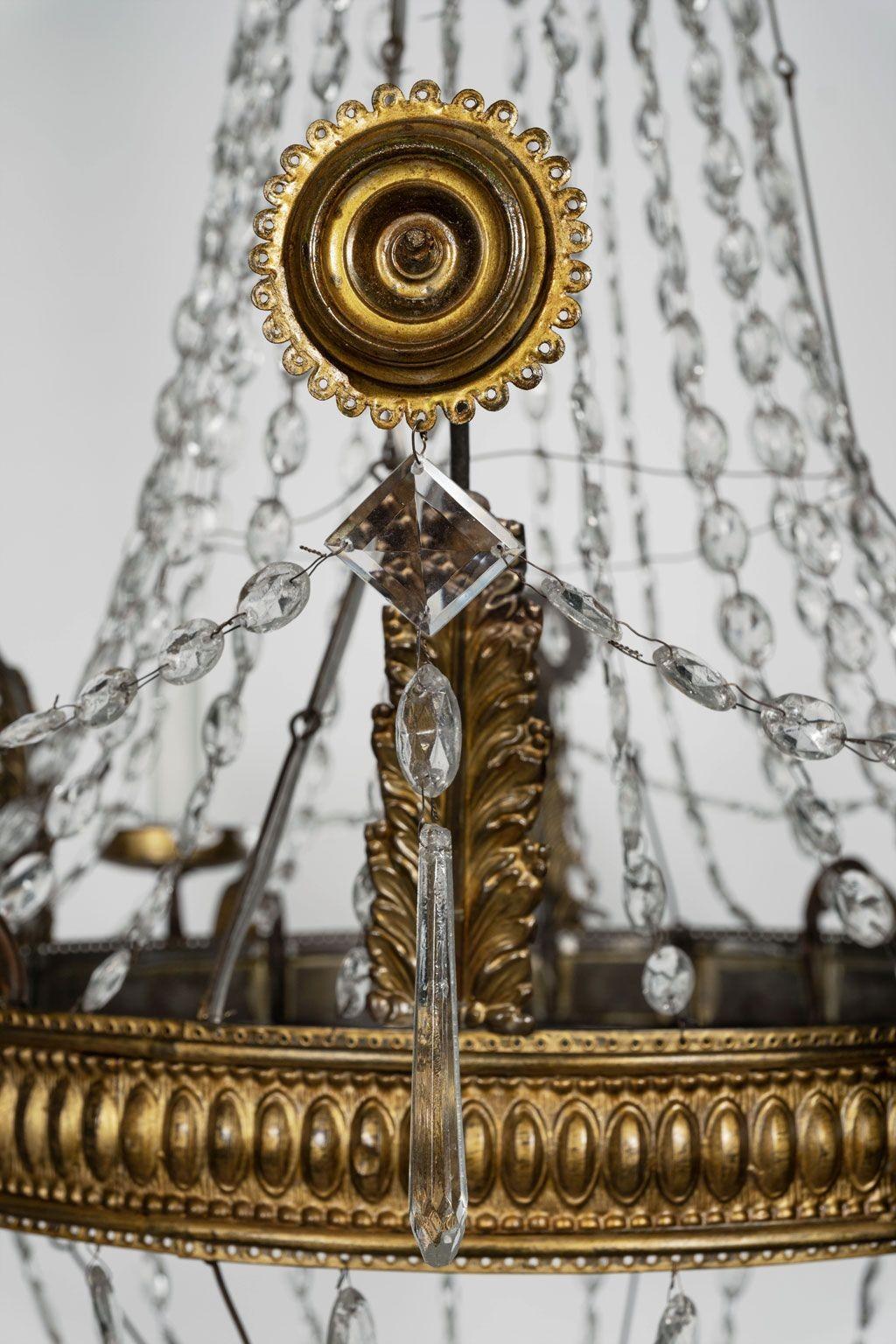 Neoclassico Grande lampadario Impero italiano in cristallo e tole dorate in vendita