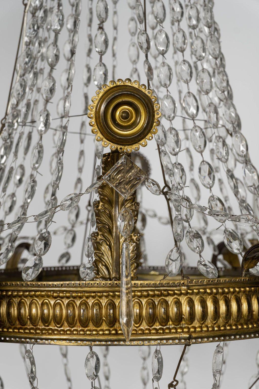 Gran araña imperio italiana de cristal y tole dorado Neoclásico en venta