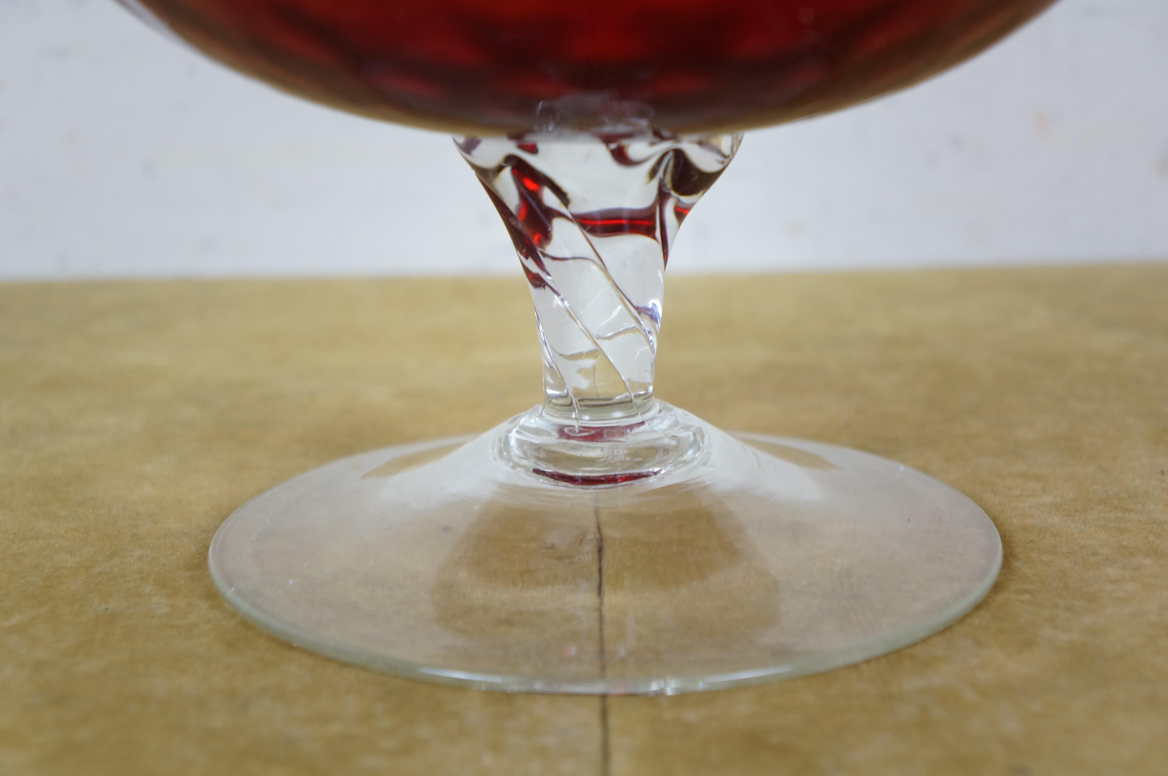 20ième siècle Grand vase à fleurs en verre rouge rubis à fossettes Brandy Snifter d'Empoli, 13