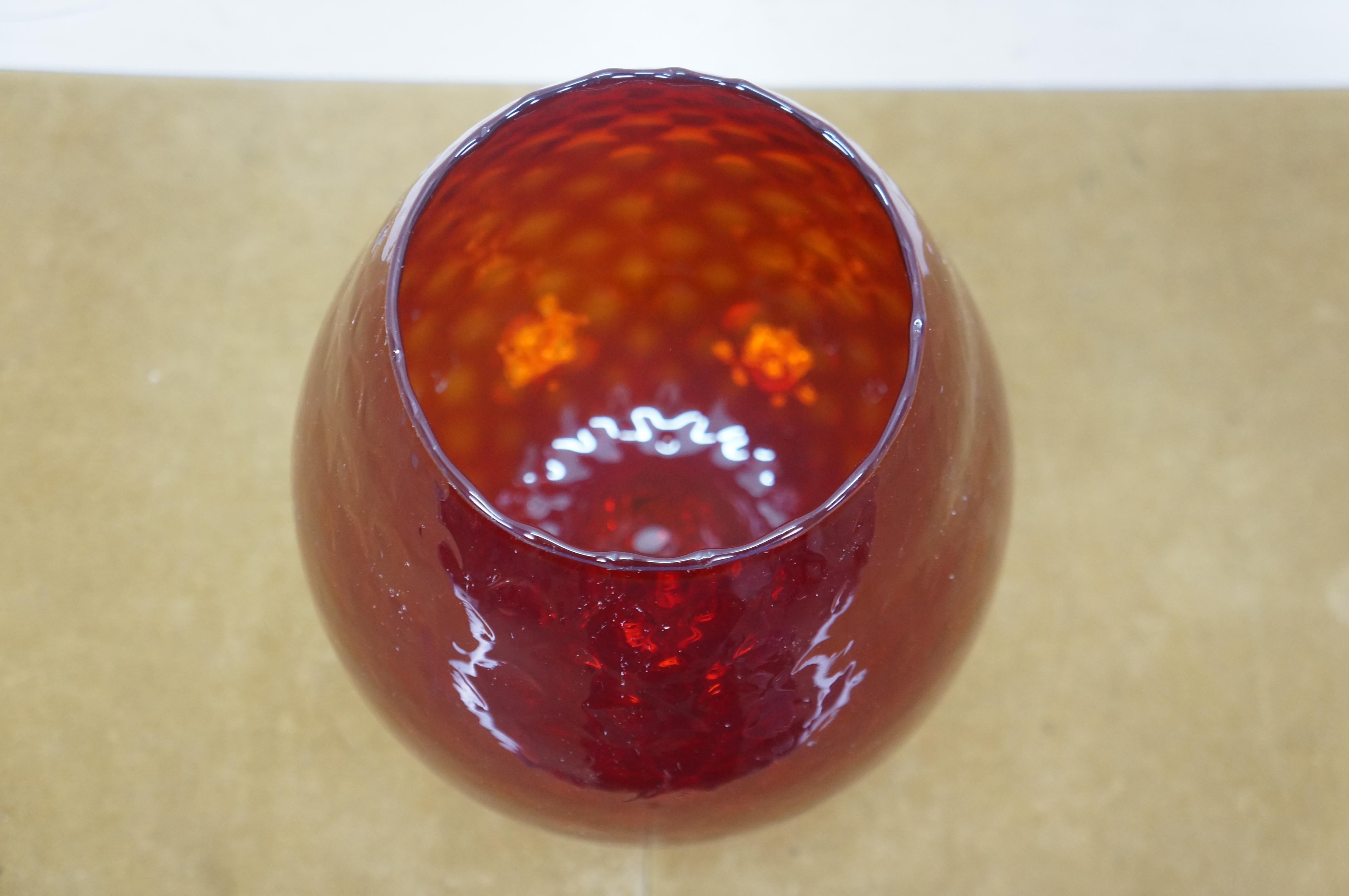Verre Grand vase à fleurs en verre rouge rubis à fossettes Brandy Snifter d'Empoli, 13
