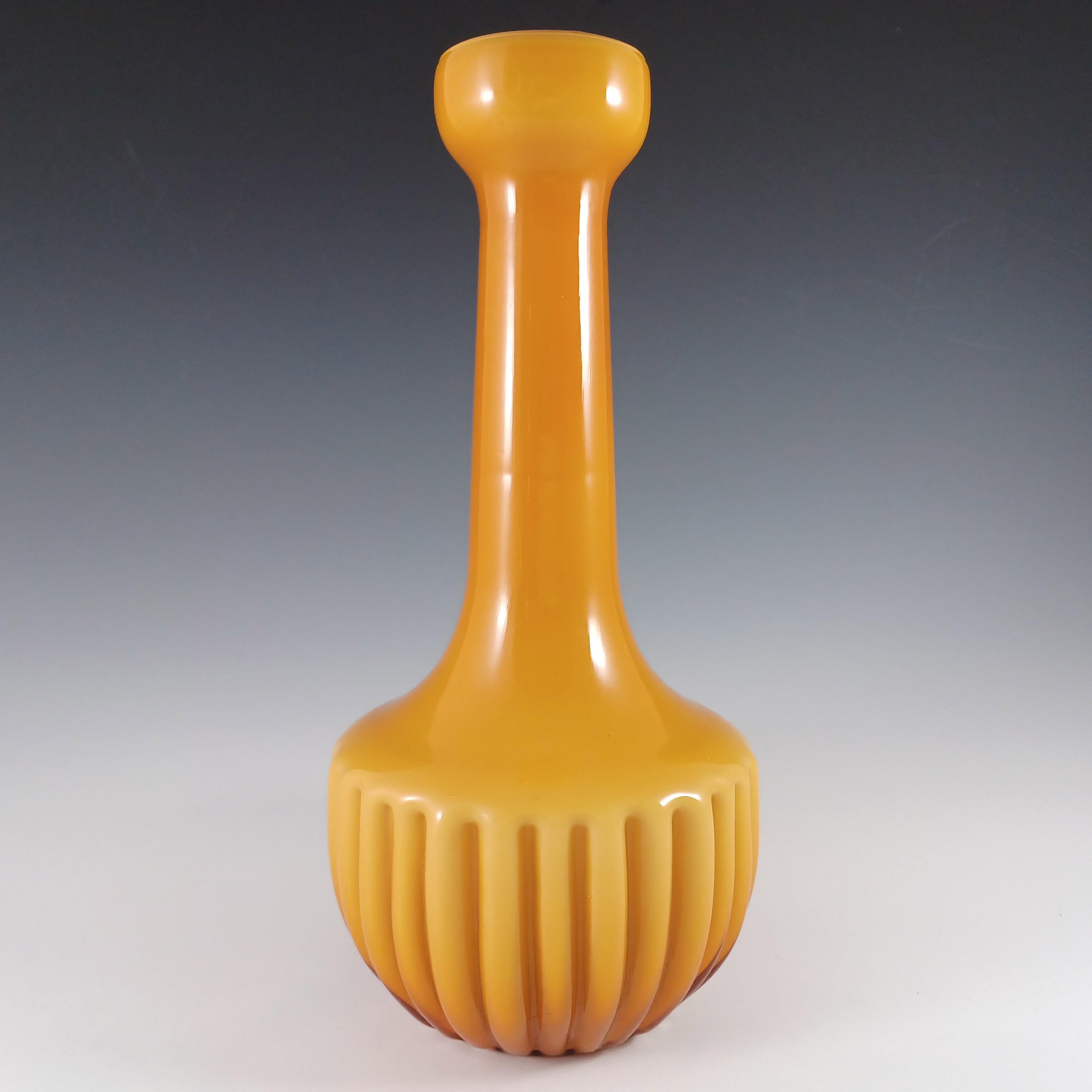 Große Braunglasvase mit opalweißer Innenhülle und vertikalem Rippenmuster im unteren Bereich. Hergestellt in der Region Empoli, Italien. Ein großartiges Retro-Design aus den 1970er Jahren!

Größe
Maßnahmen ca. 12,5 cm hoch und 5,5 cm im Durchmesser