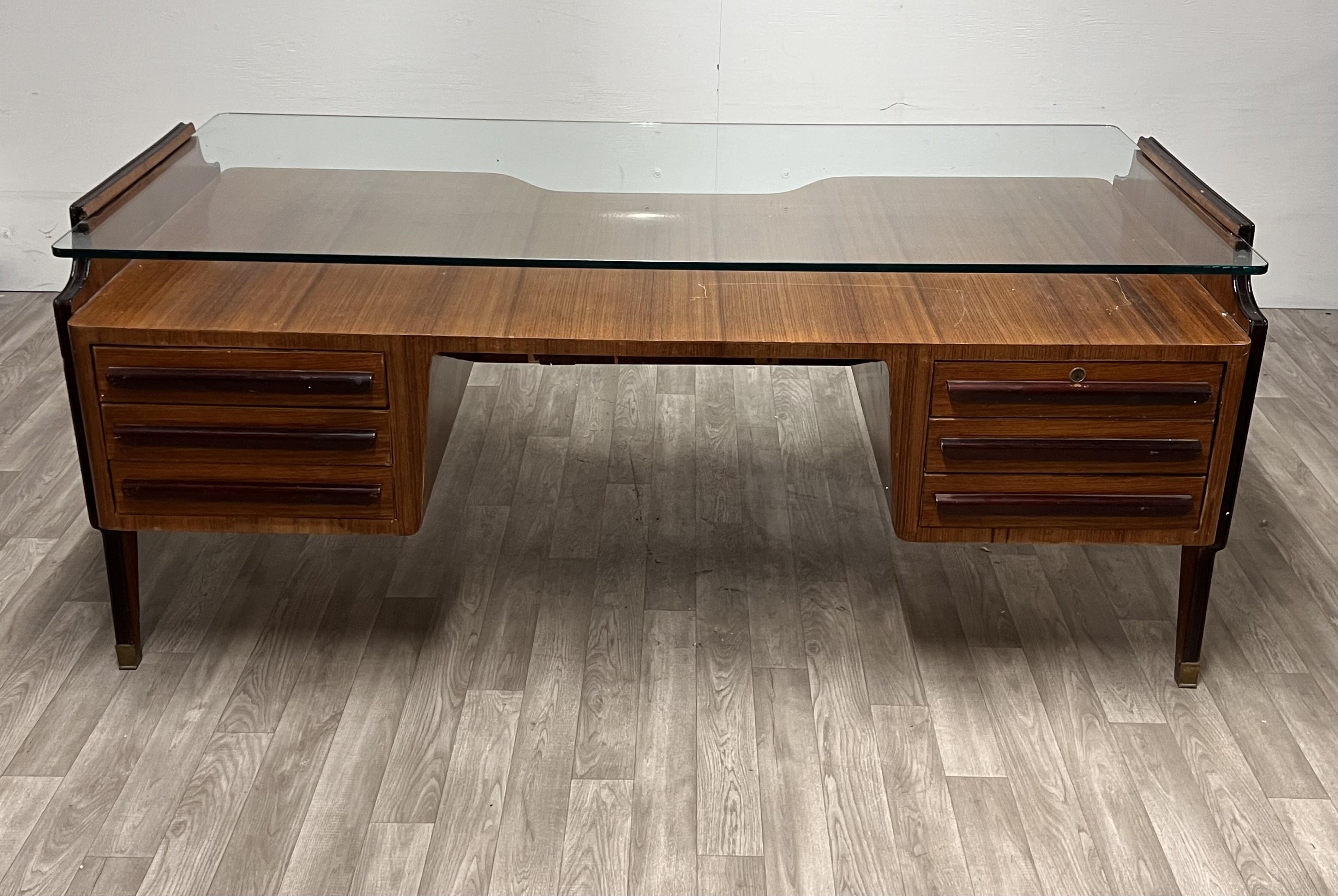 This stunning and impressive Italian executive desk is one of the masterpieces of the Italian designer Vittorio Dassi, a model type produced in Italy in the 1950s and specifically dedicated to an audience formed by professionals and senior managers.