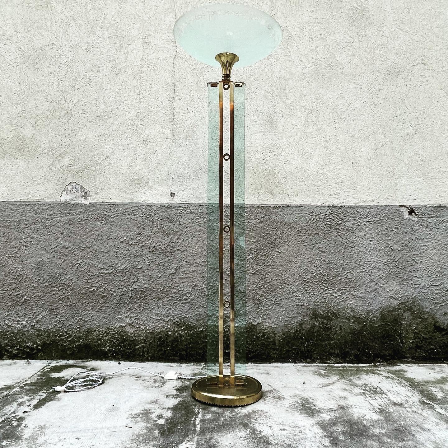 Large floor lamp attributable to Luigi Brusotti, inspired by Fontana Arte. The frame is made of solid brass and very thick green plate glass. The large bowl is decorated by sandblasting sandblasting.
Recently polished and reciprocated, back to its