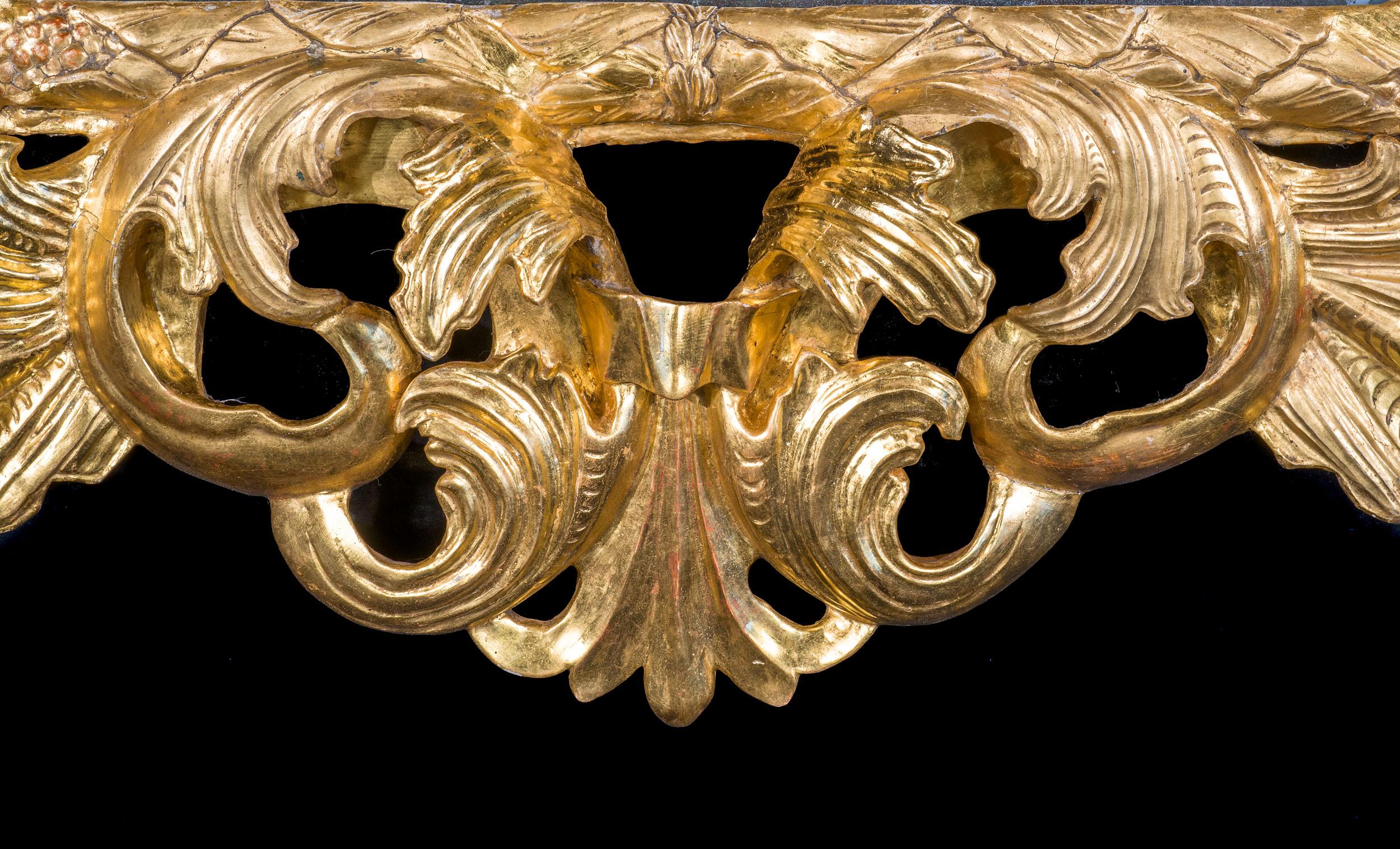 Großer Florentiner Vergoldungsspiegel aus dem 19. Jahrhundert. Der Rahmen ist kühn mit Akanthusblättern in Hochrelief geschnitzt und mit einer Quecksilberplatte besetzt.

Italienisch, Mitte des 19. Jahrhunderts.