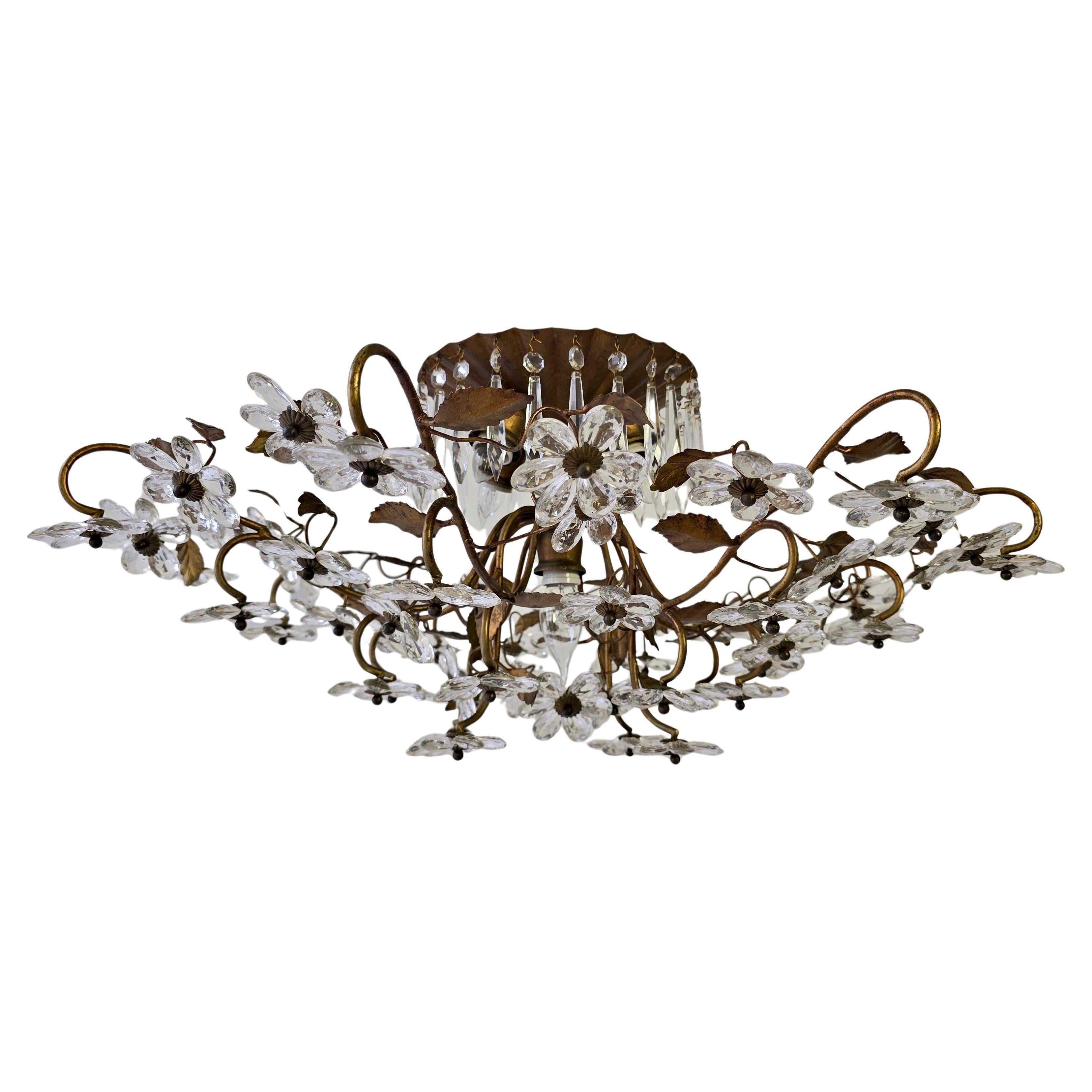 Grand lustre italien à fleur de cristal Florentine, vers les années 1960

Somptueux lustre encastré italien de style Florentine, abondamment décoré de fleurs de marguerite en cristal sur des branches dorées à enroulement et des ornements feuillus.