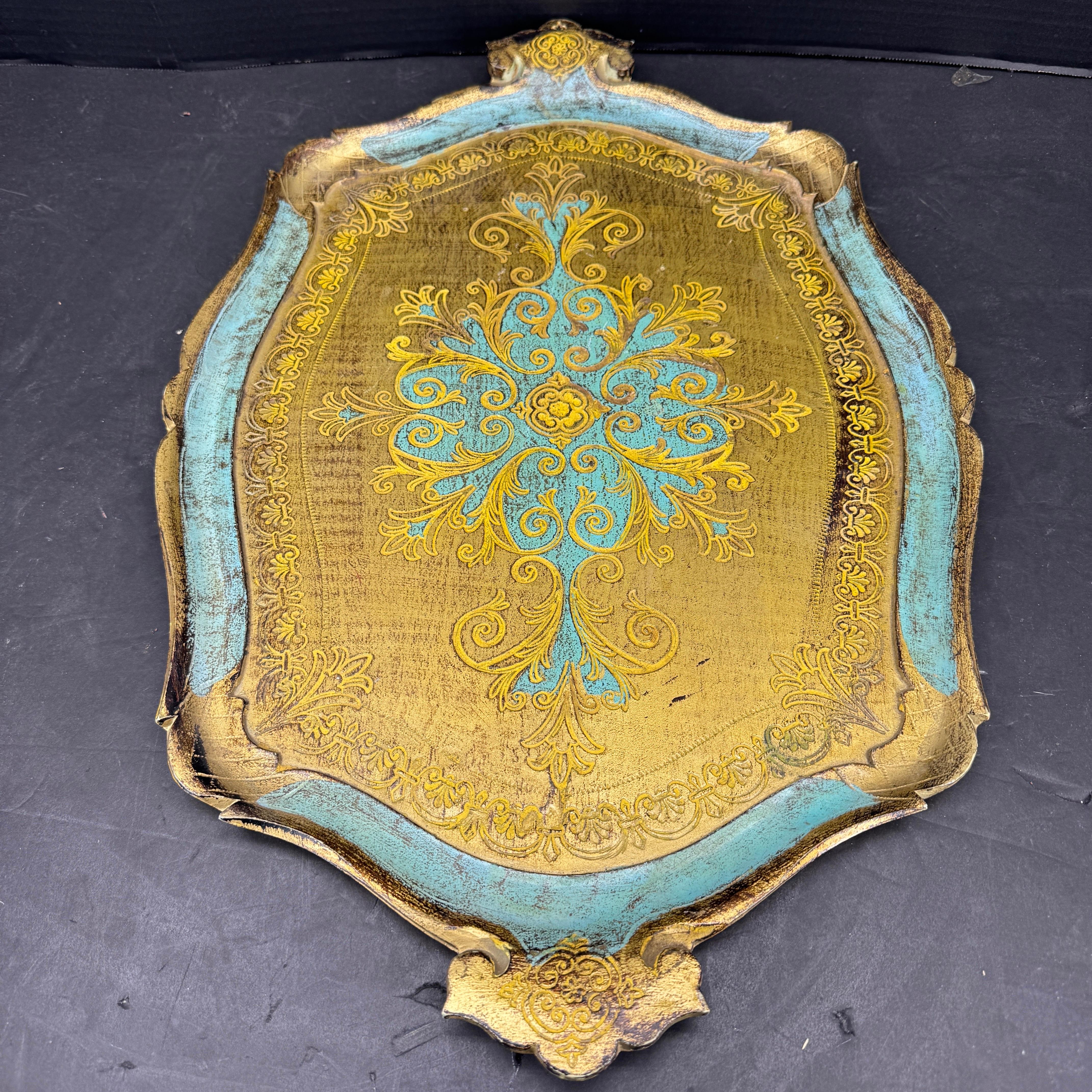 Stupendo vassoio Florentine in legno di grandi dimensioni degli anni '60. Questi pezzi altamente collezionabili sono al tempo stesso forma e funzione. Sono bellissimi sia da soli che in gruppo su un tavolino da caffè. Funzionalmente possono essere