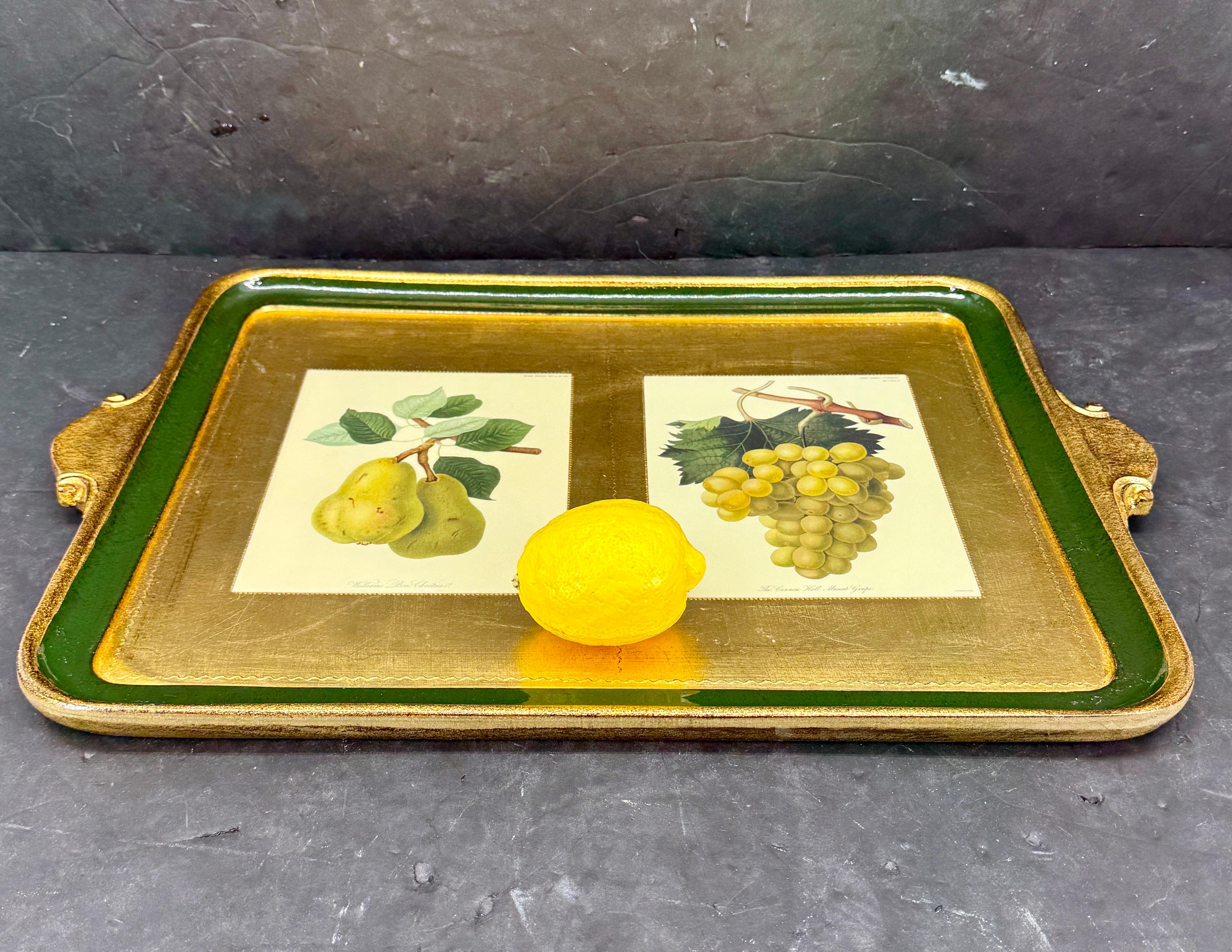 Superbe grand plateau Florentine en bois fabriqué à la main en Italie. Ce plateau vert et or serait magnifique posé seul sur une table basse. Il peut également être utilisé dans une cuisine ou sur un chariot de bar, une table de toilette ou un