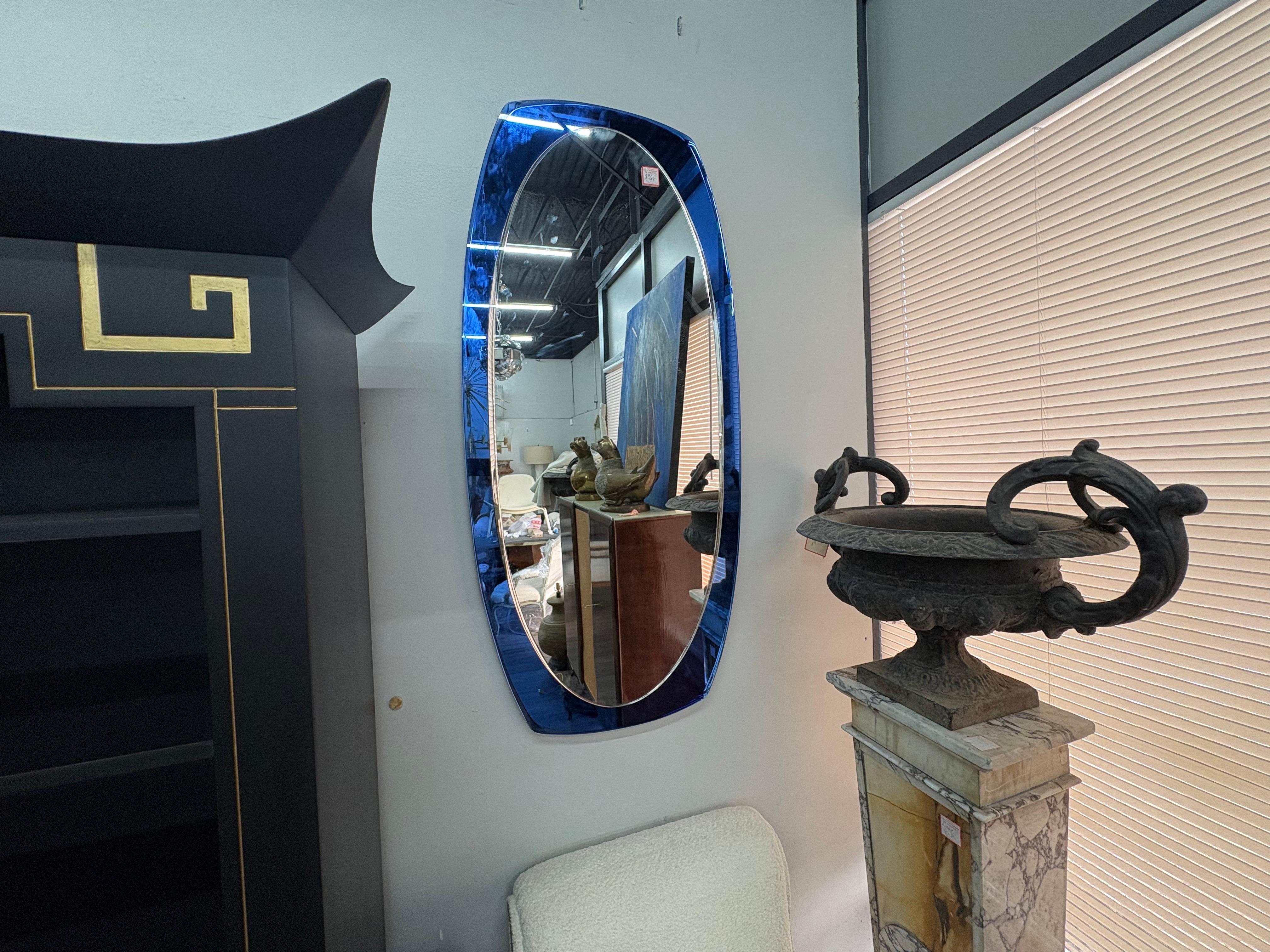 Grande specchio smussato blu di ispirazione italiana di Fontana Arte.
In offerta c'è un grande specchio moderno italiano smussato di colore blu nello stile di Fontana Arte. Questo specchio ricorda i lavori di Pietro Chiesa e Max Ingrand della