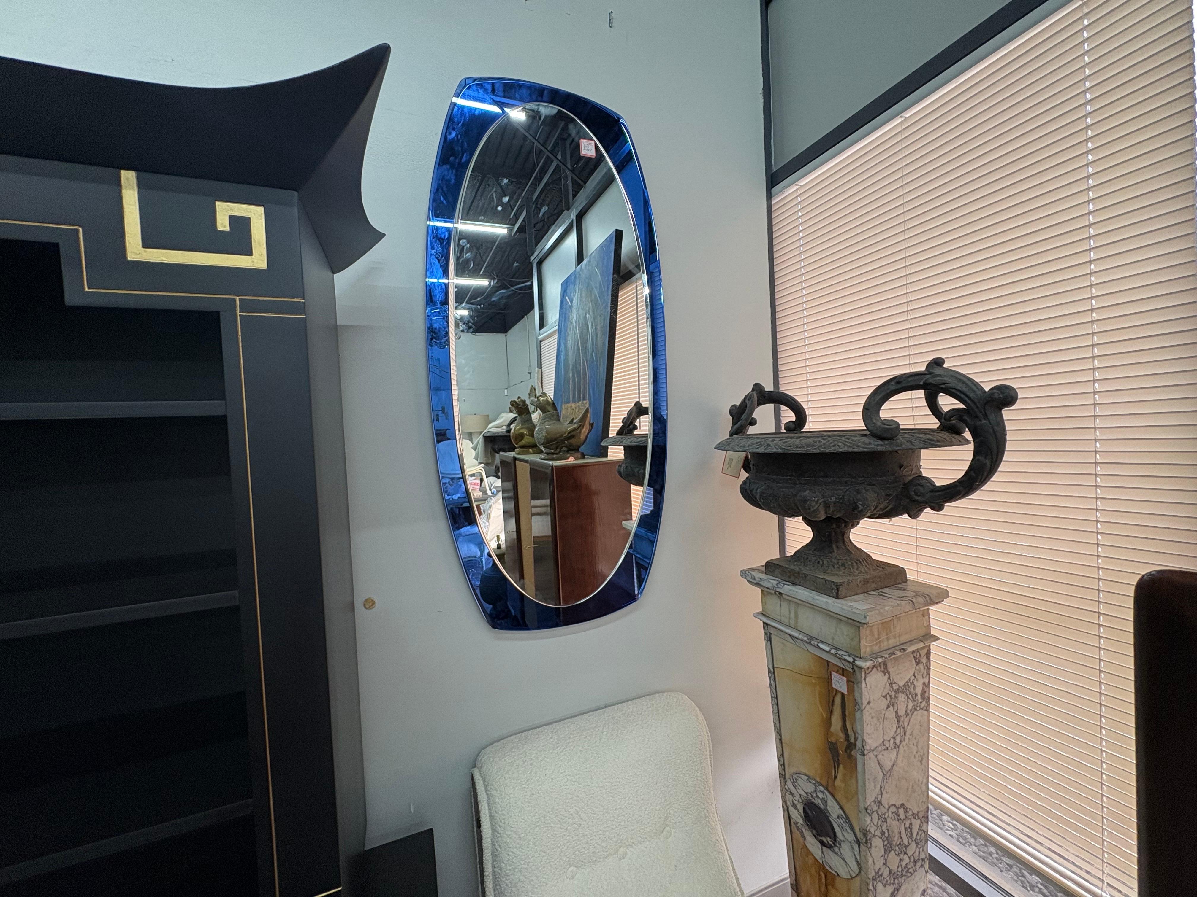 Mid-Century moderno Grande specchio smussato blu di ispirazione italiana di Fontana Arte in vendita