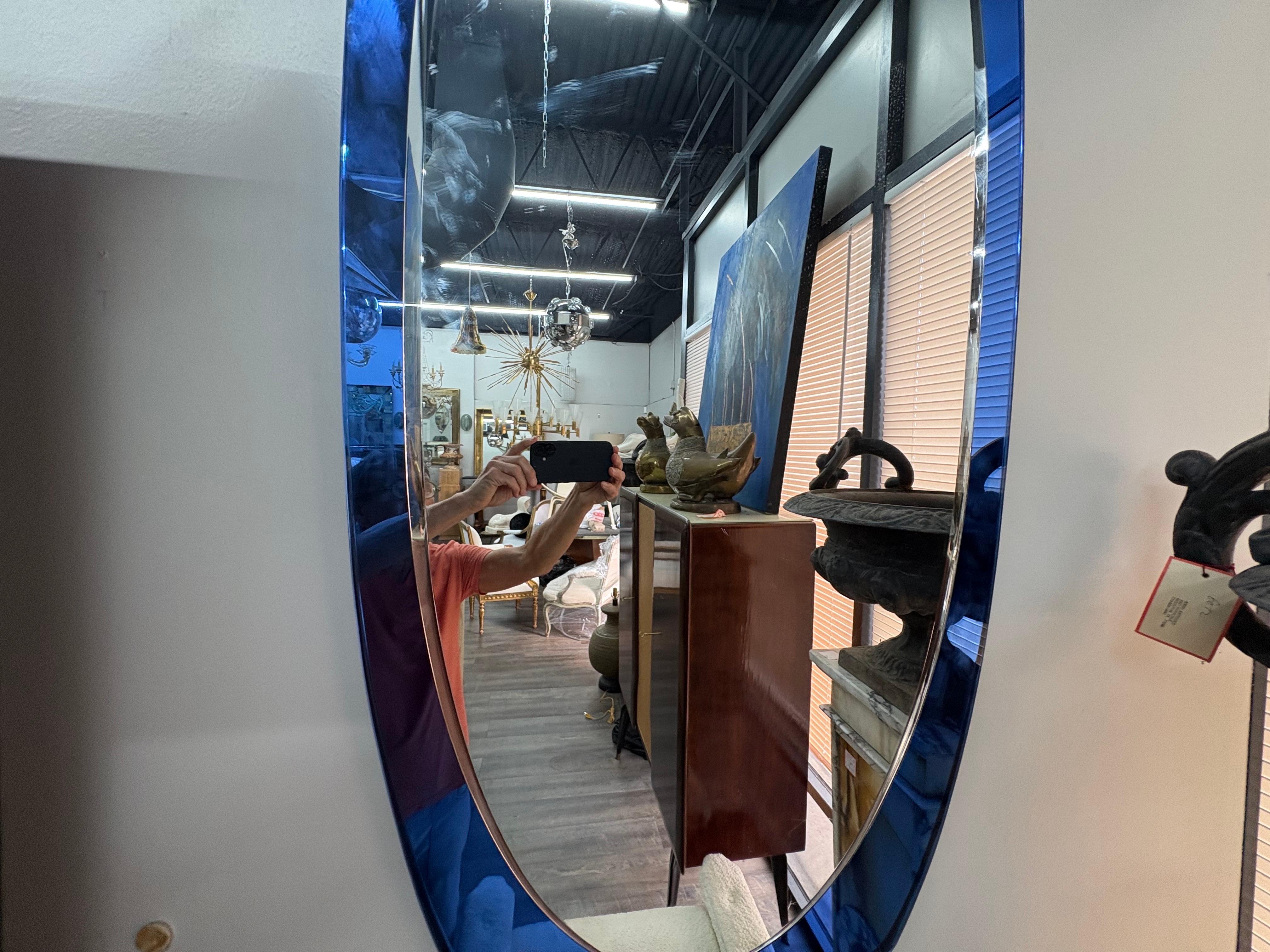 Italiano Grande specchio smussato blu di ispirazione italiana di Fontana Arte in vendita