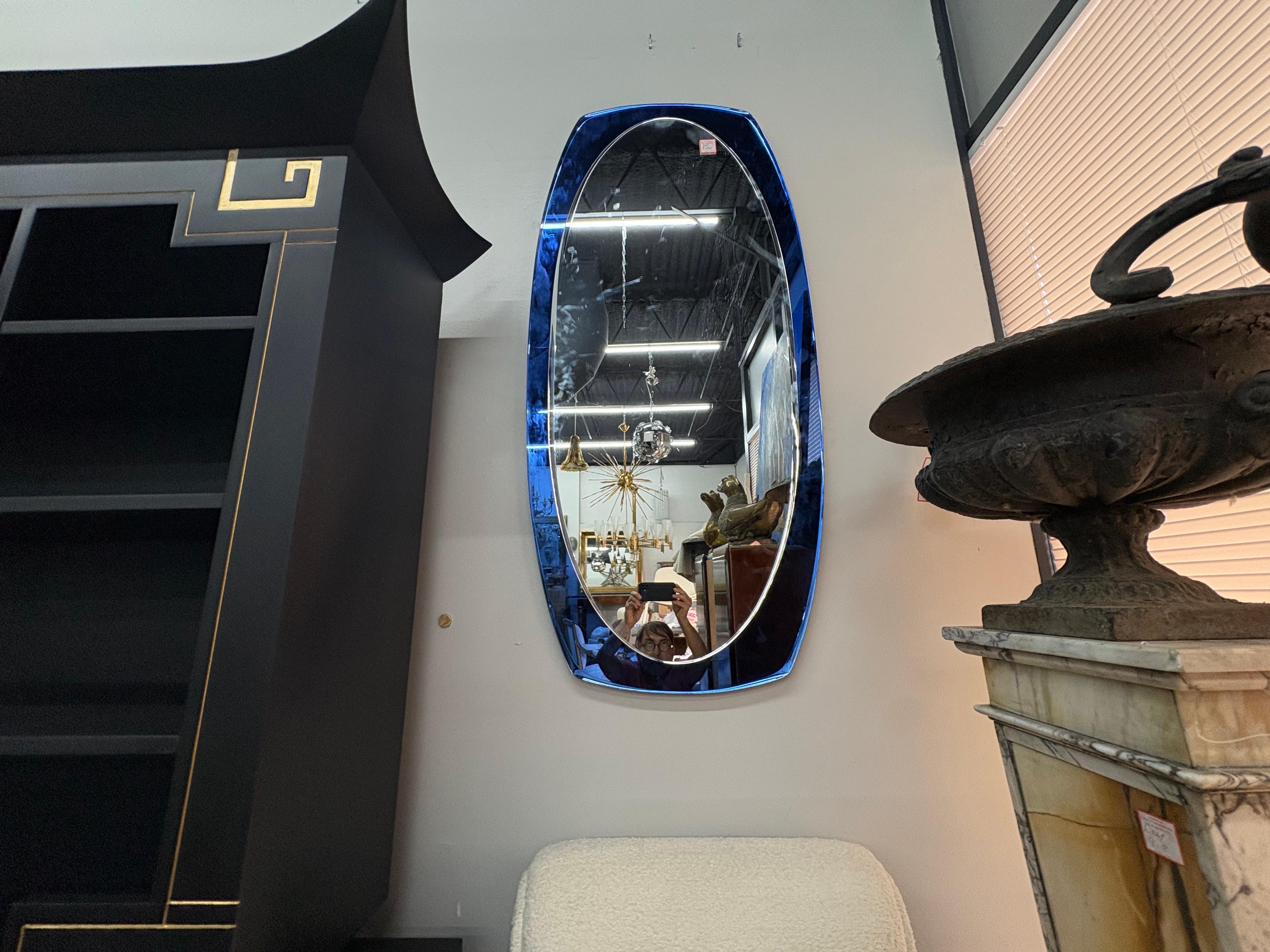 Grande specchio smussato blu di ispirazione italiana di Fontana Arte In condizioni buone in vendita a Houston, TX