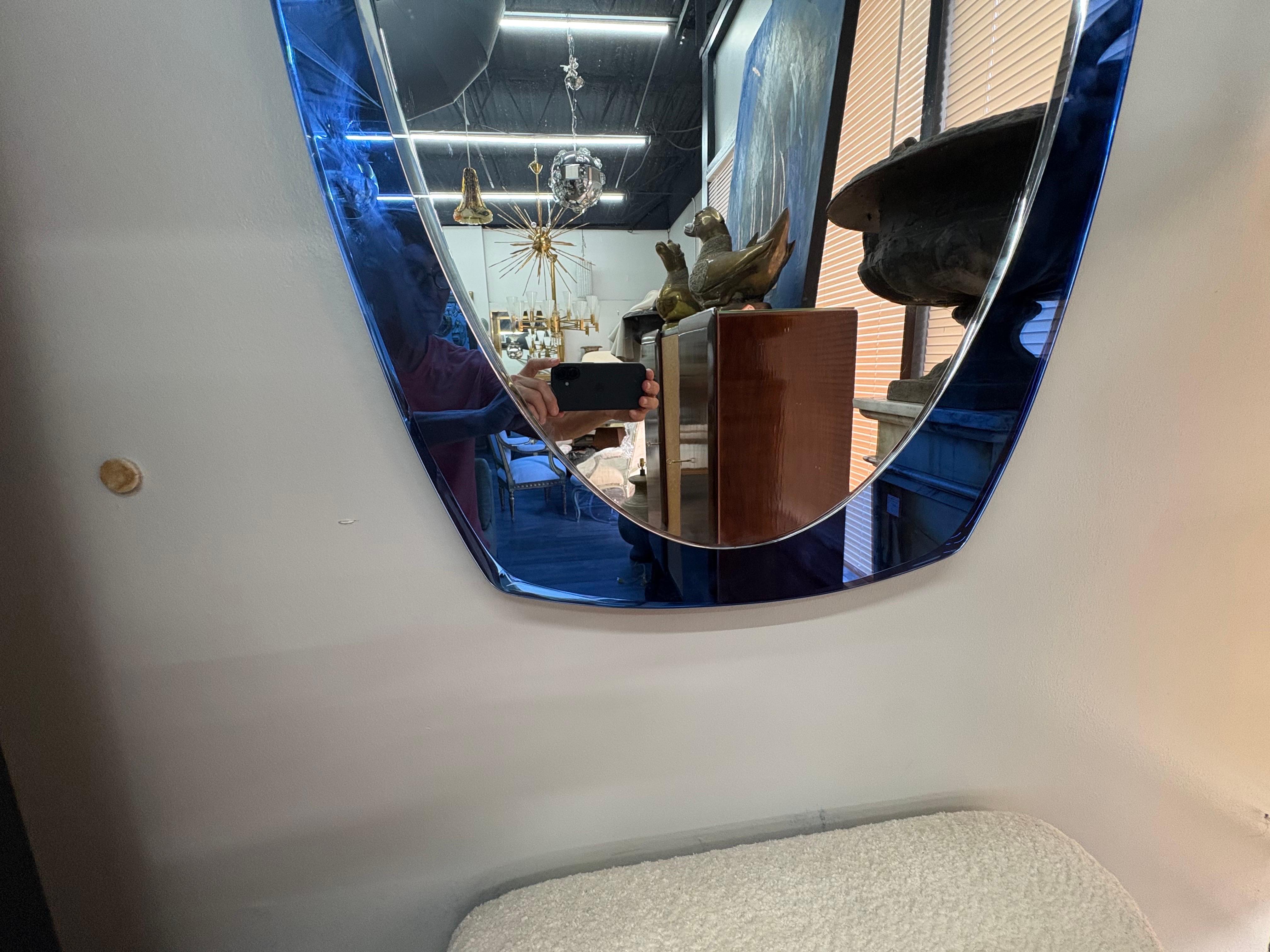 Metà XX secolo Grande specchio smussato blu di ispirazione italiana di Fontana Arte in vendita