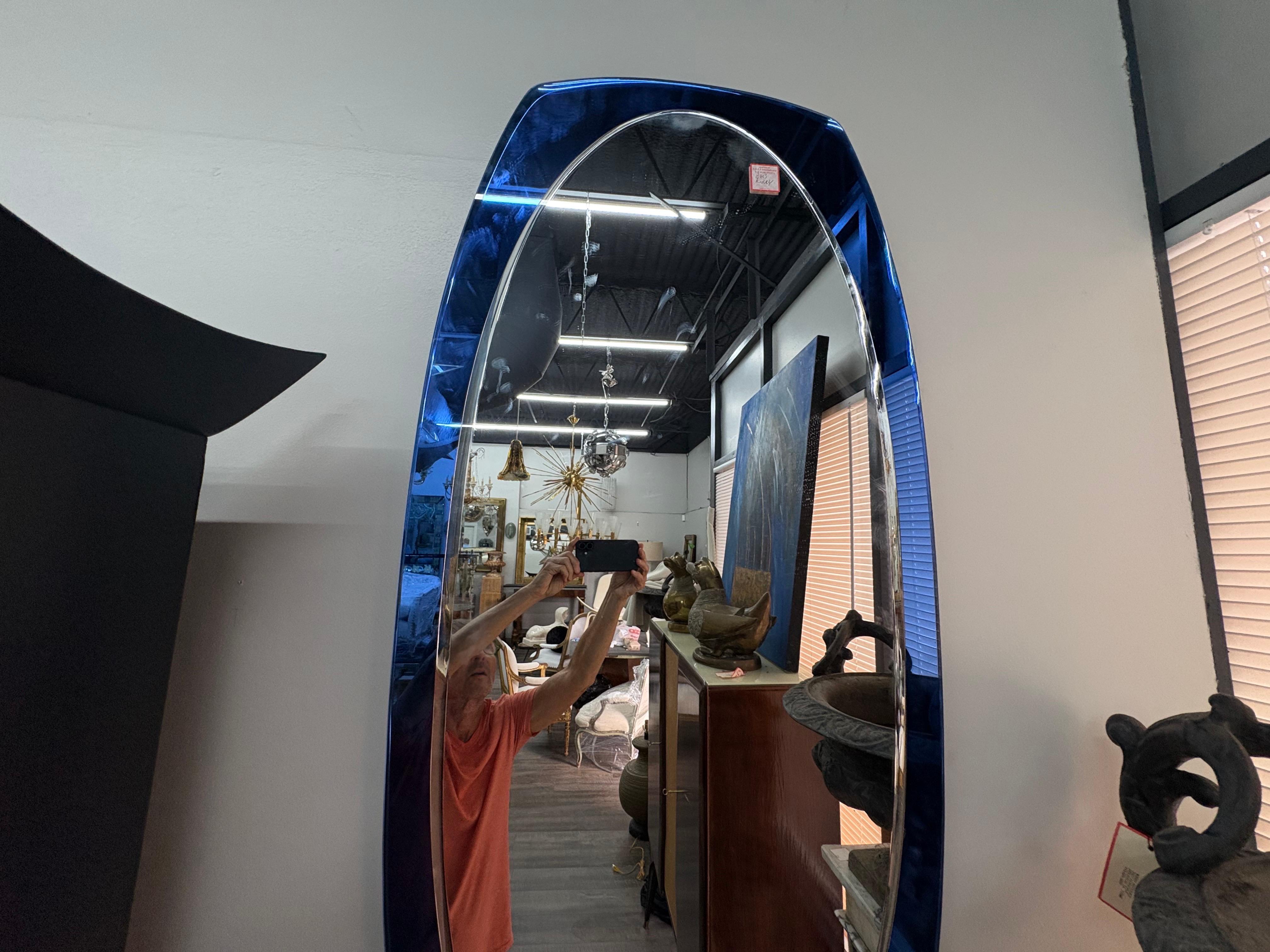 Specchio Grande specchio smussato blu di ispirazione italiana di Fontana Arte in vendita