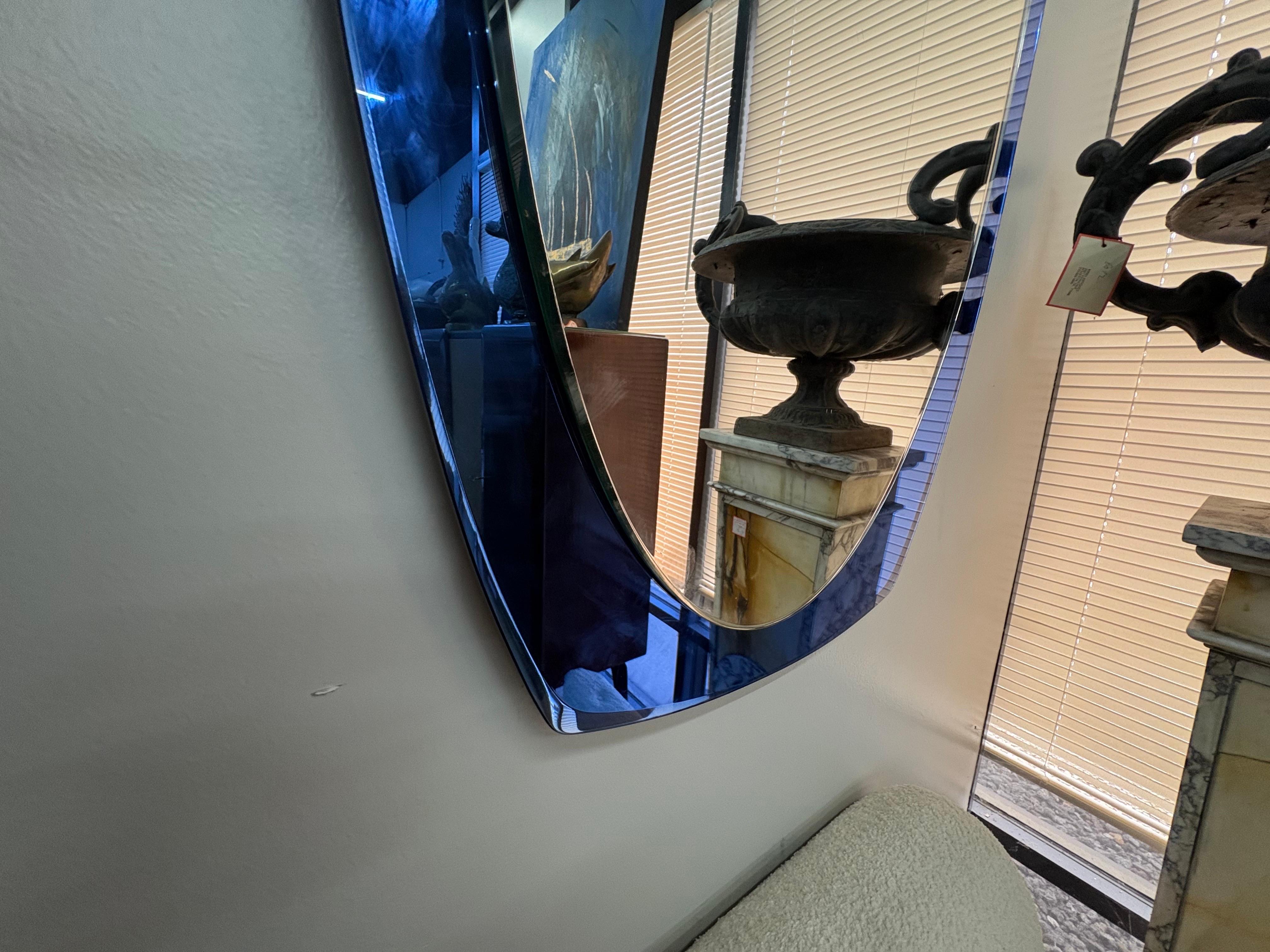 Grande specchio smussato blu di ispirazione italiana di Fontana Arte in vendita 1