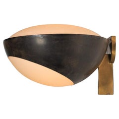 Grande applique italienne Fontana Arte par Max Ingrand des années 50 en laiton et opaline