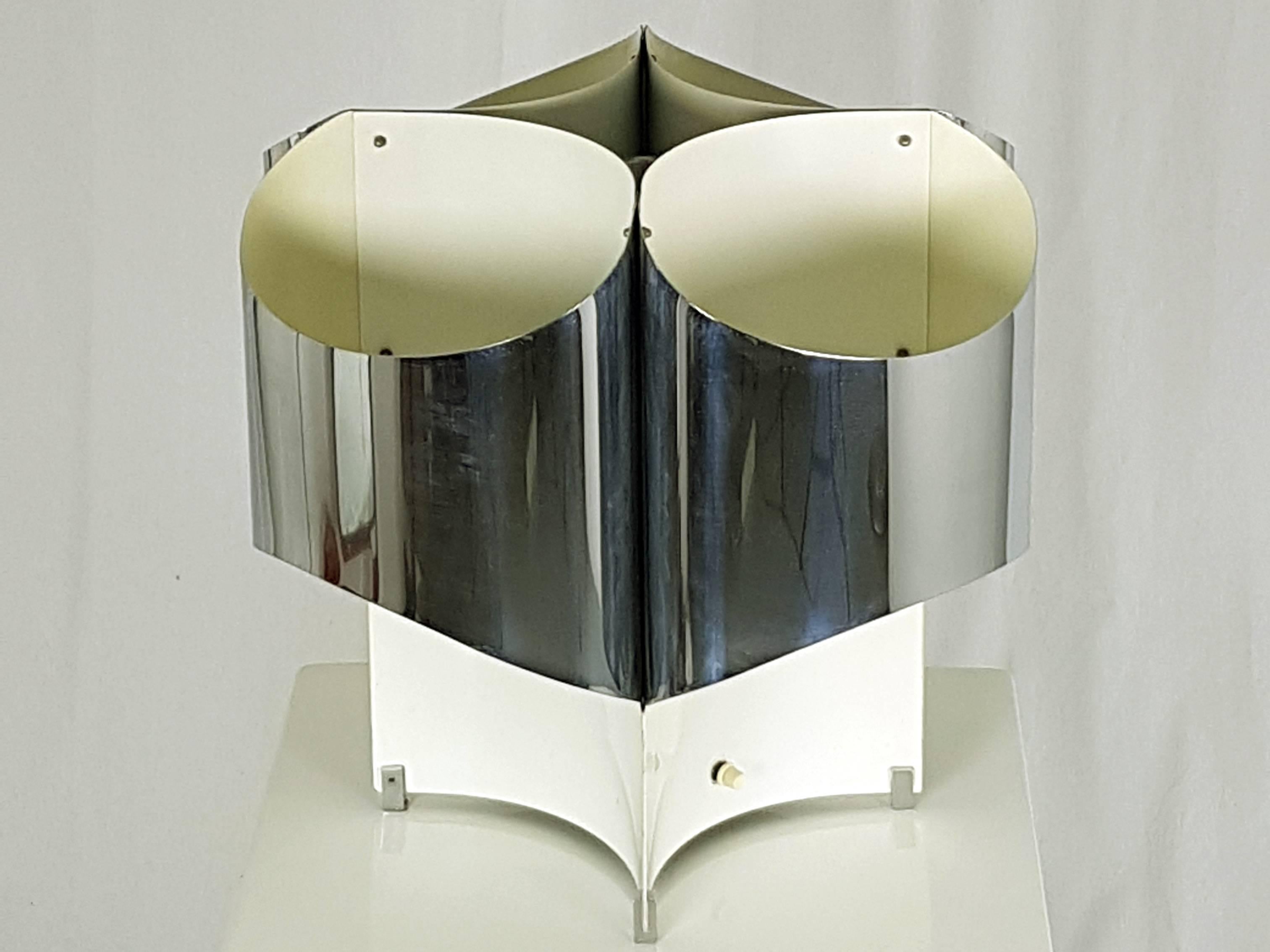 Plastique Grande lampe de bureau italienne à quatre lumières chromée et peinte en vente