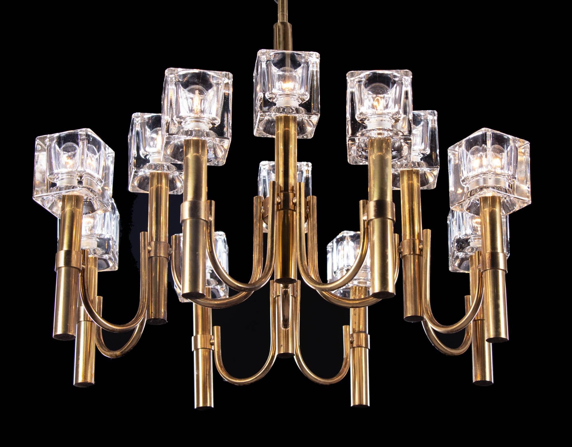 Mid-Century moderno 1970s Italy Sciolari Modernist Chandelier Twelve Cubist Glass & Brass in vendita