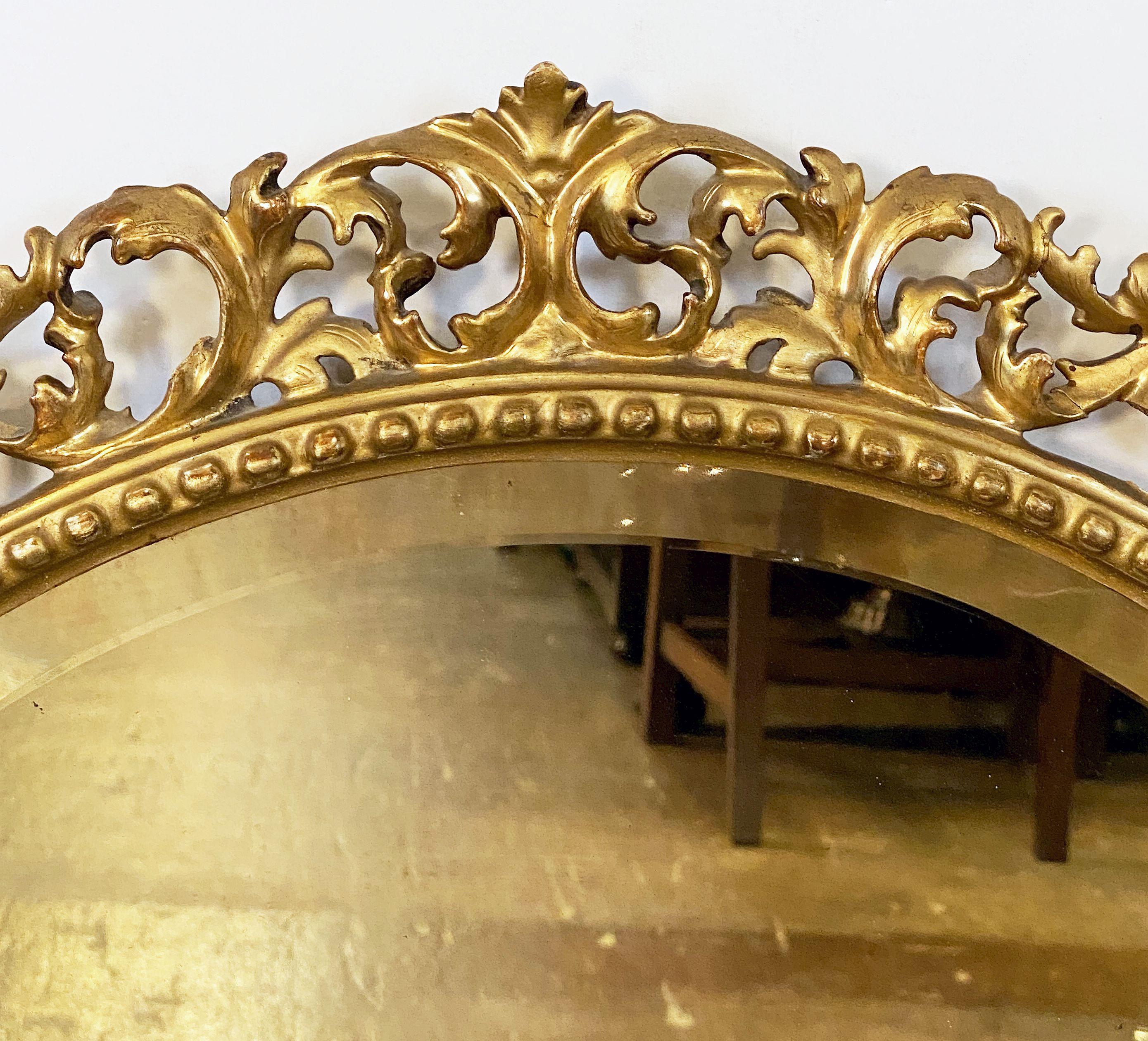 Large Italian Gilt Florentine Round Beveled Mirror (Diameter 27) In Good Condition For Sale In Austin, TX